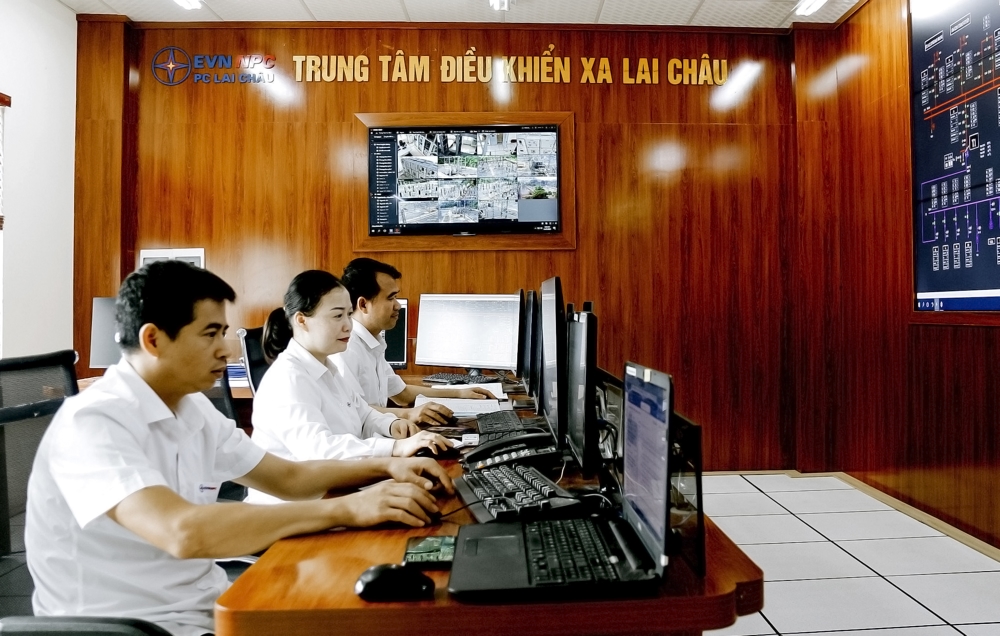 công nhân trung tâm điều khiển xa (Công ty Điện lực Lai Châu) vận hành hệ thống