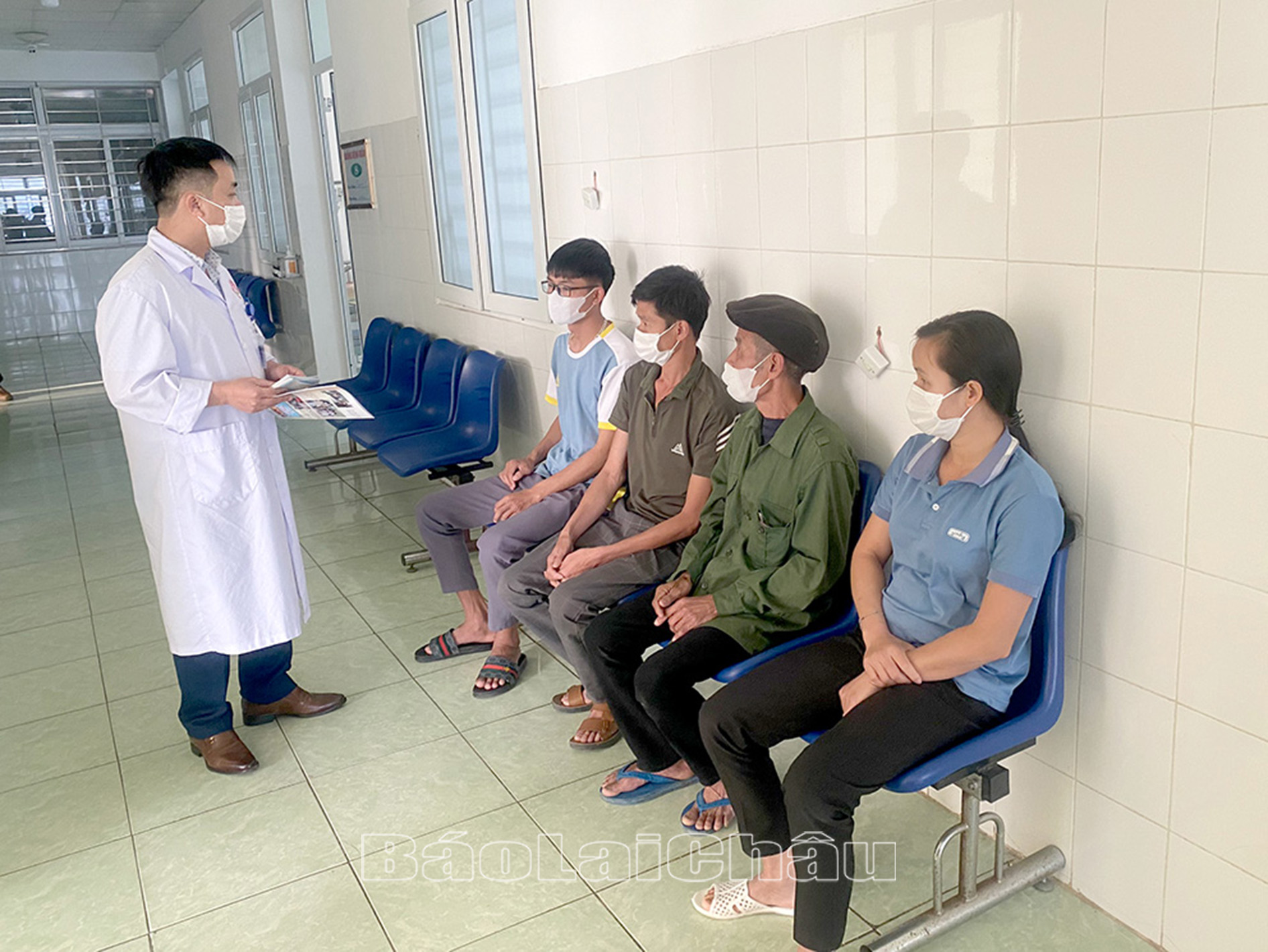 Bác sỹ Bệnh viện Phổi tỉnh tuyên truyền cho người dân cách phòng chống bệnh lao.