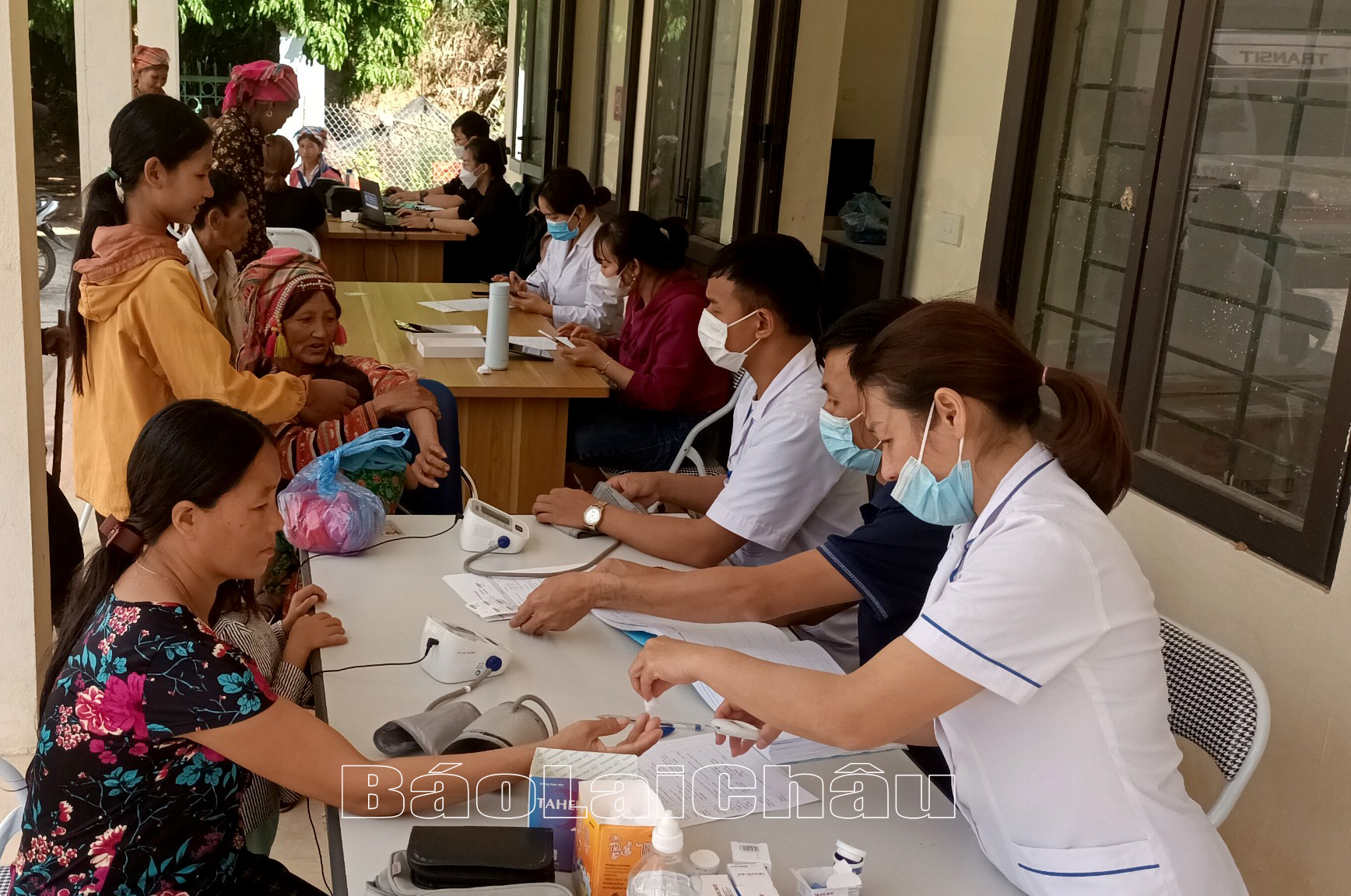 Người dân huyện Mường Tè được khám sàng lọc nhằm phát hiện bệnh lao tiềm ẩn miễn phí. 