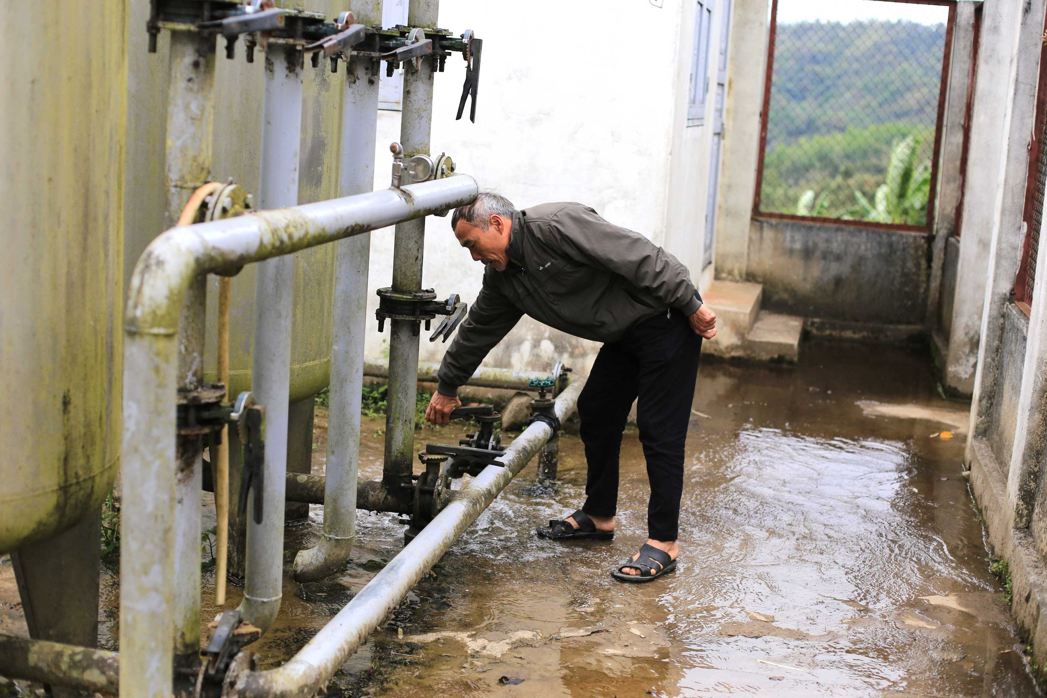 Cán bộ xã Nậm Hàng (huyện Nậm Nhùn) kiểm tra công trình cấp nước