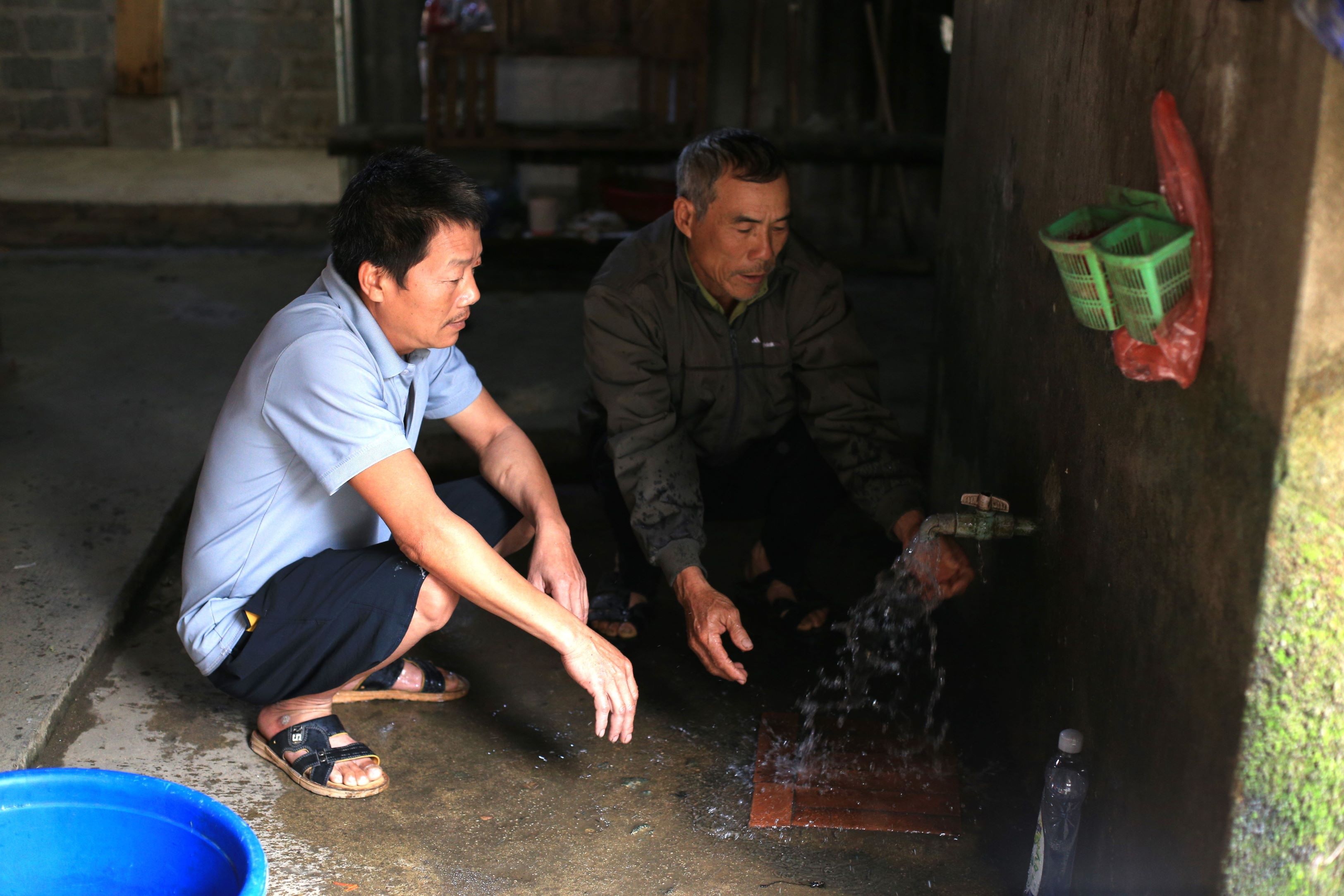 Cán bộ xã Nậm Hàng (huyện Nậm Nhùn) kiểm tra nước tại nhà dân