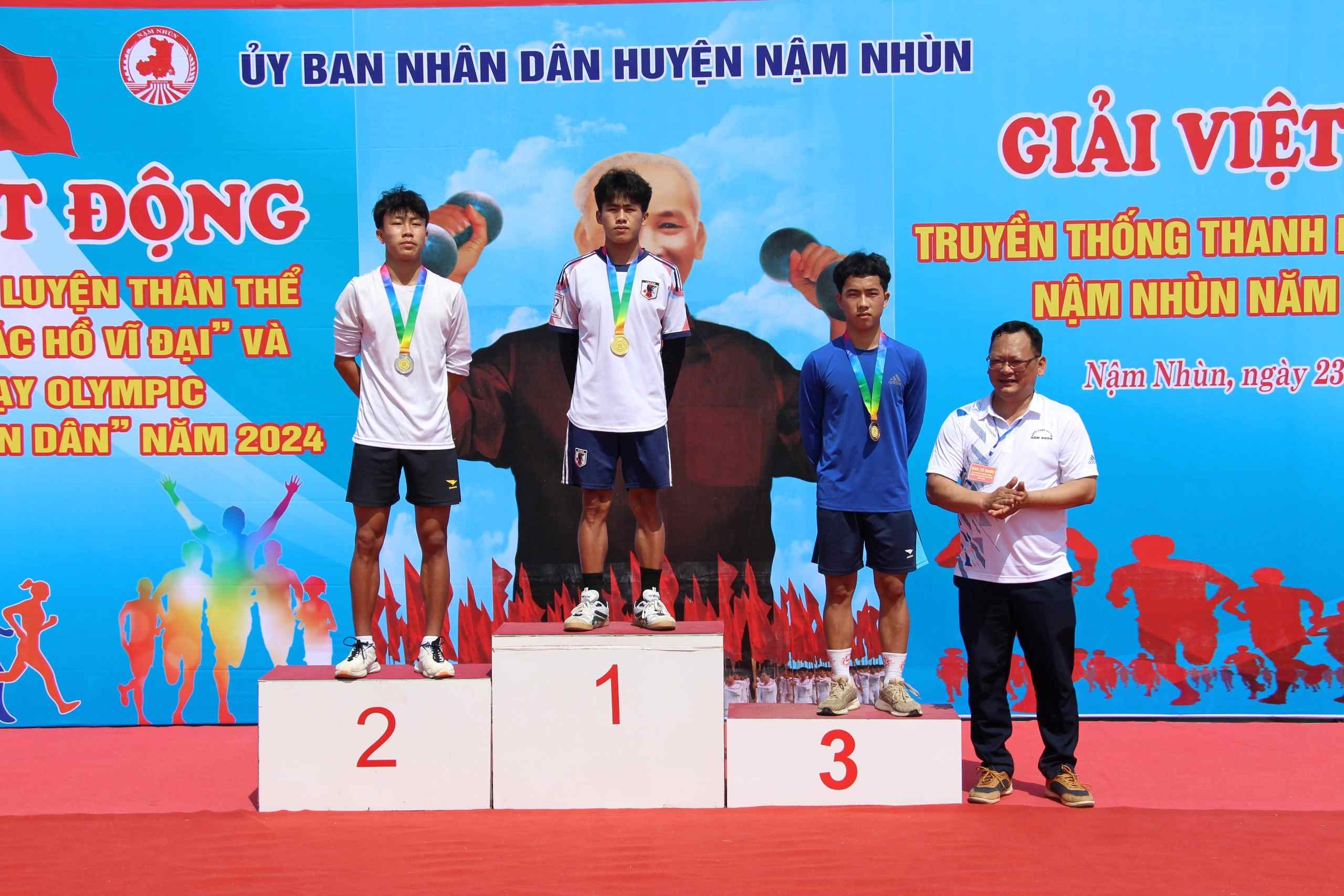 Lãnh đạo UBND huyện Nậm Nhùn trao giải cho các vận động viên đạt thành tích cao. 