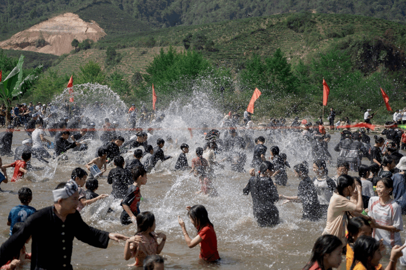 Quang cảnh té nước tại lễ hội.