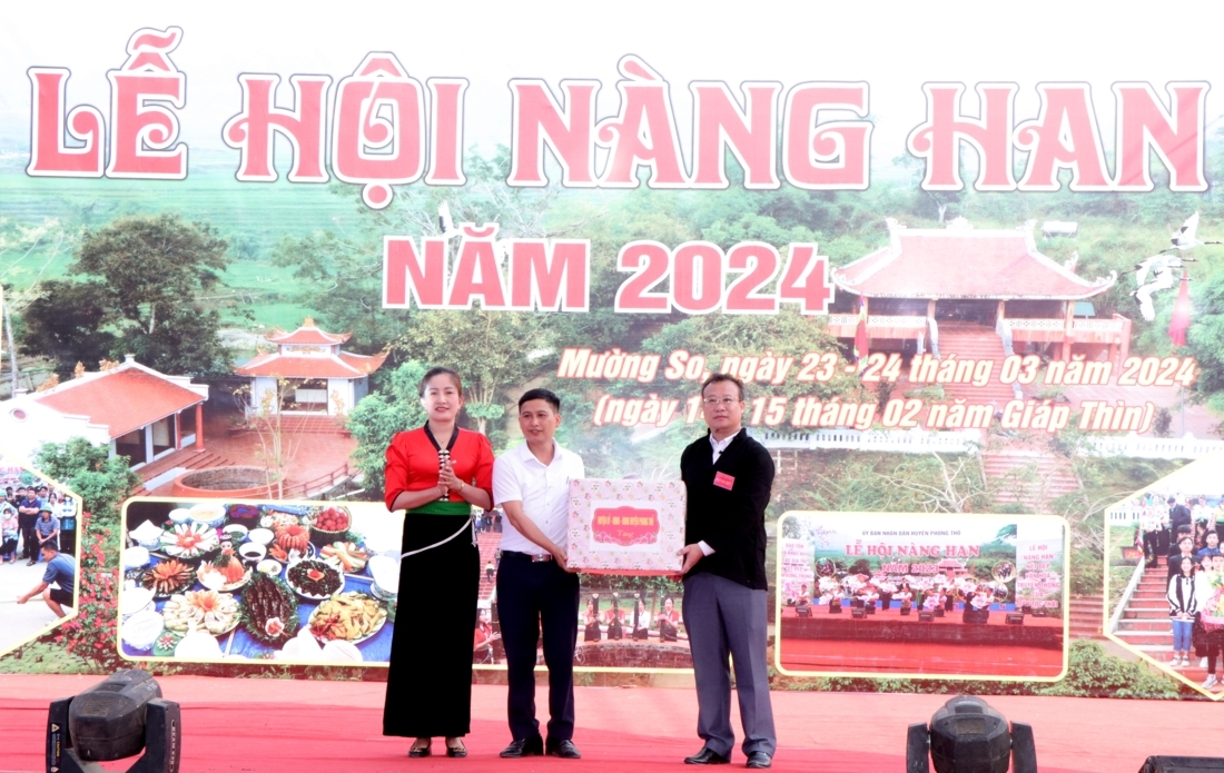 Đồng chí Mai Thị Hồng Sim – Phó Chủ tịch UBND huyện Phong Thổ tặng quà của UBND huyện cho xã Mường So. 
