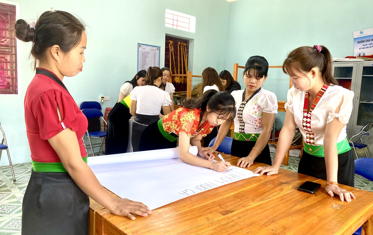 Tổ chức Plan international vùng Lai Châu hỗ trợ xây dựng Trung tâm học tập cộng đồng tại bản Cang (xã Khổng Lào) trở thành nơi sinh hoạt, học tập của các đoàn viên, nhân dân. 