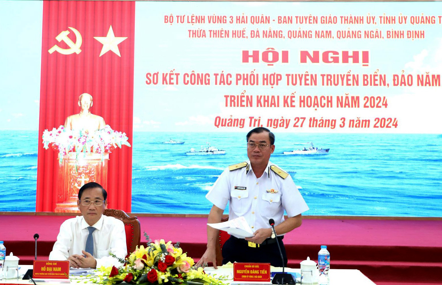 Các đồng chí: Chuẩn Đô đốc Nguyễn Đăng Tiến - Chính ủy Vùng 3 Hải quân; Hồ Đại Nam - Ủy viên Ban Thường vụ, Trưởng ban Tuyên giáo Tỉnh ủy Quảng Trị đồng chủ trì hội nghị
