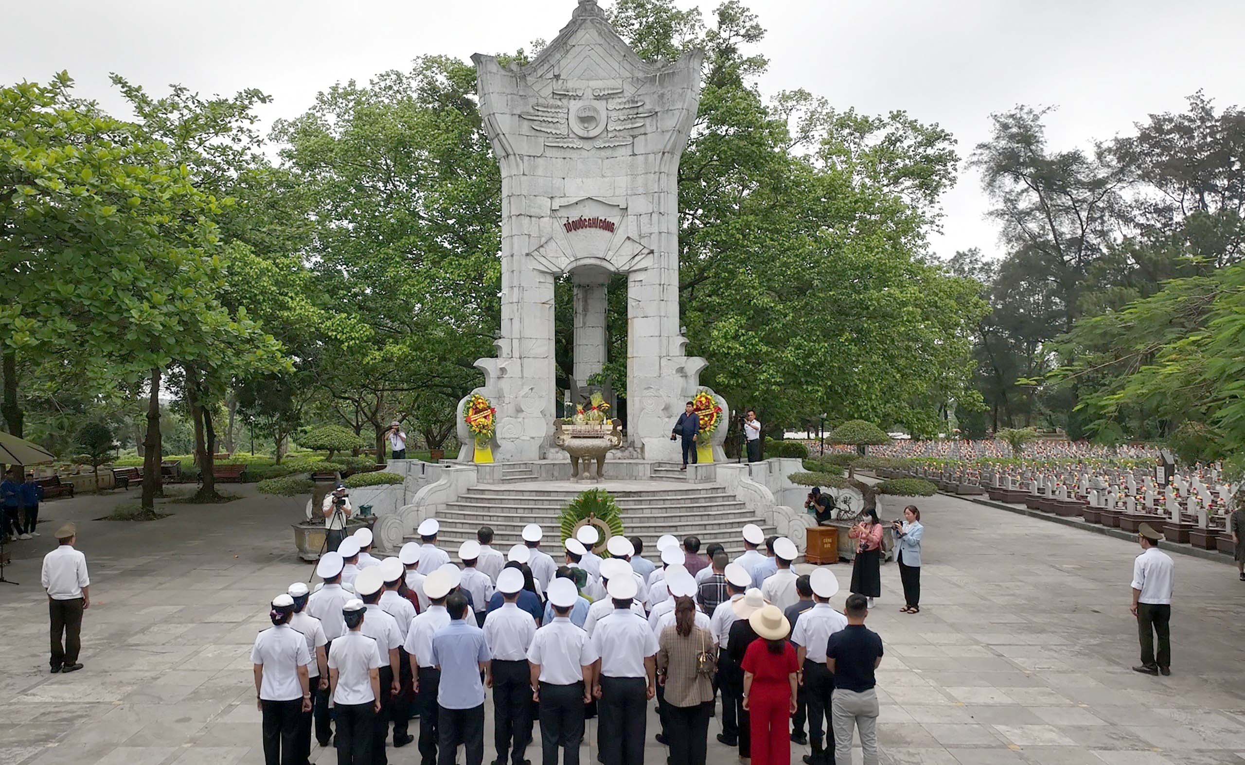 Các đại biểu dâng hương tai Nghĩa trang liệt sĩ Trường Sơn