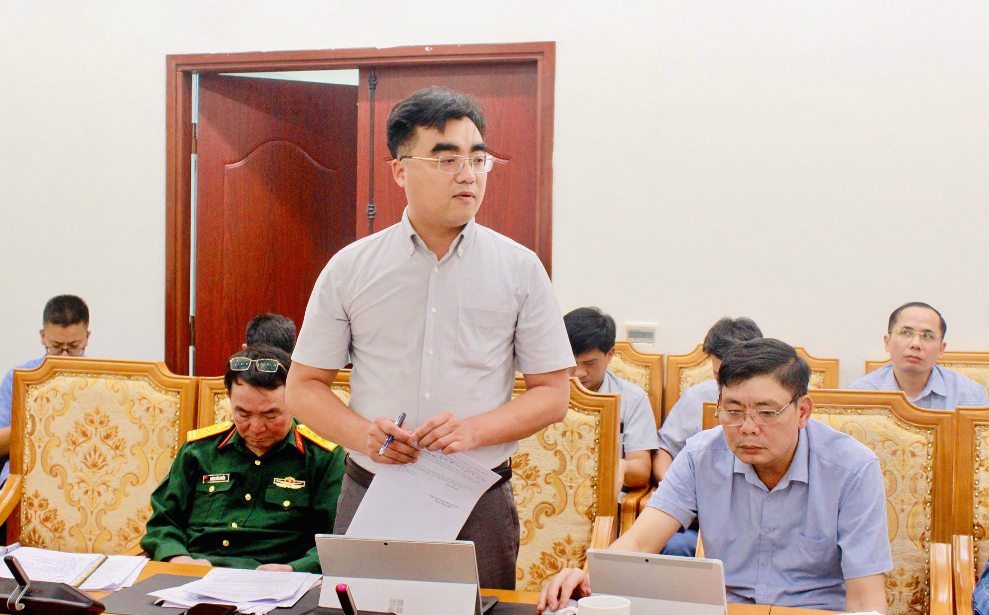 Lãnh đạo UBND huyện Than Uyên phát biểu tại cuộc họp.