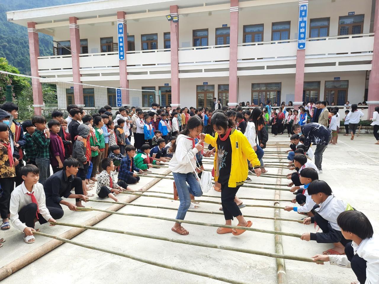 Các hoạt động văn hóa, thể thao thu hút nhiều học sinh tham gia tại Trường Trung học cơ sở Nậm Chà, xã Nậm Chà.