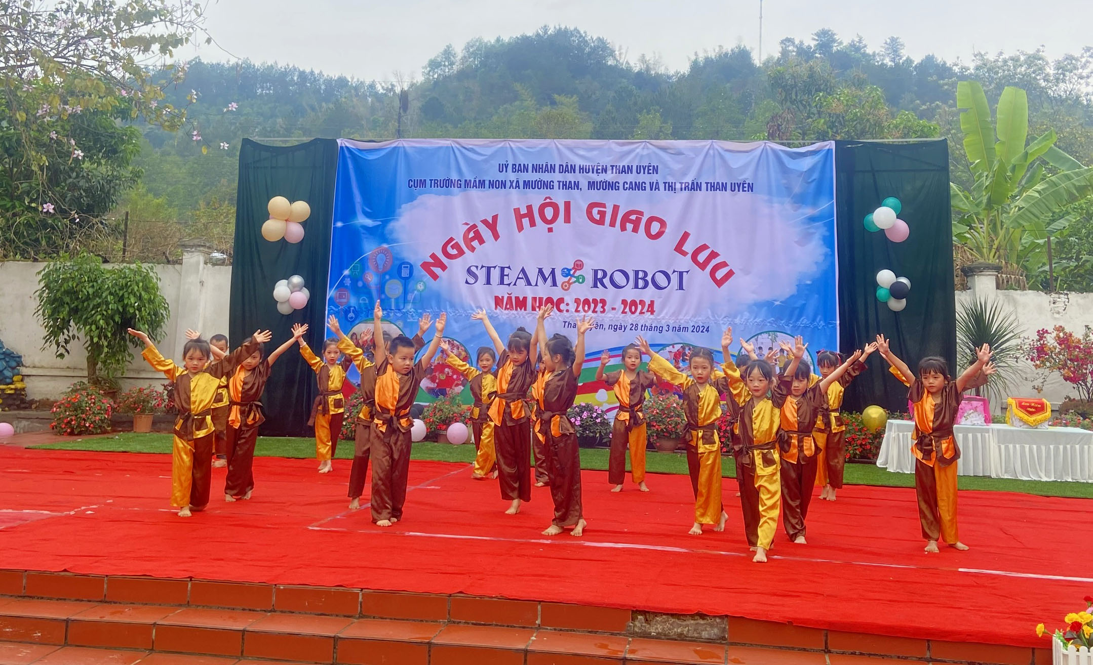 Văn nghệ chào mừng Ngày hội giao lưu. 