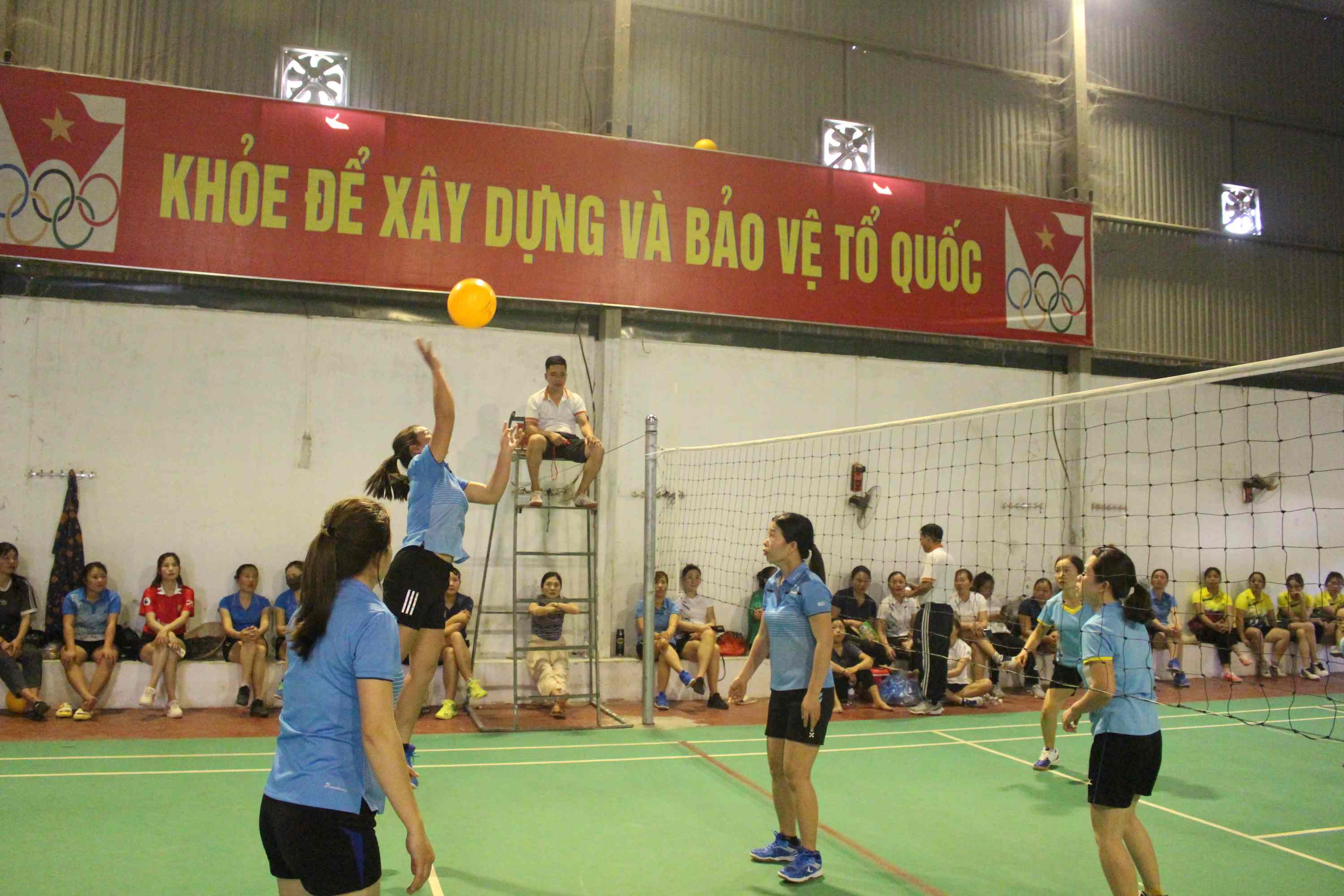 Không chỉ học sinh, hoạt động thể thao còn tạo ra sân chơi cho các thầy, cô giáo tại huyện Nậm Nhùn.