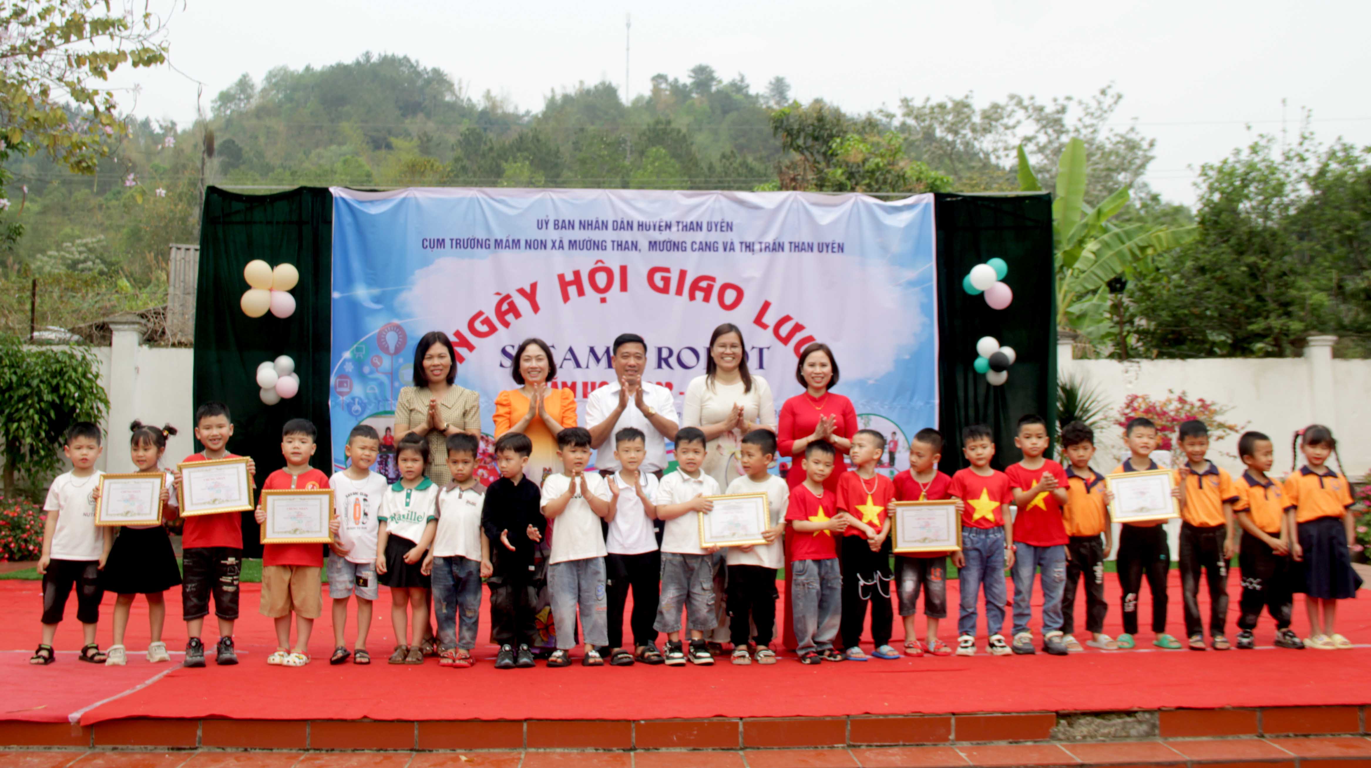 Lãnh đạo Phòng Giáo dục và Đào tạo huyện Than Uyên và đại diện 3 đơn vị trường trao giải nhất, nhì, ba, khuyến khích cho các đội tham gia phần thi điều khiển ROBOT.