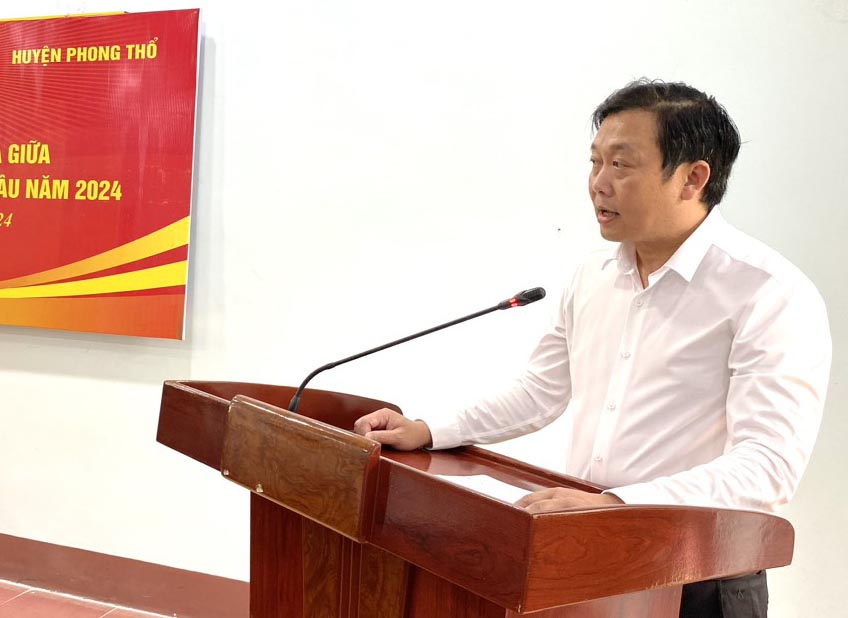 Đồng chí Đinh Quang Tuấn – Bí thư Huyện ủy Phong Thổ phát biểu tại hội nghị. 