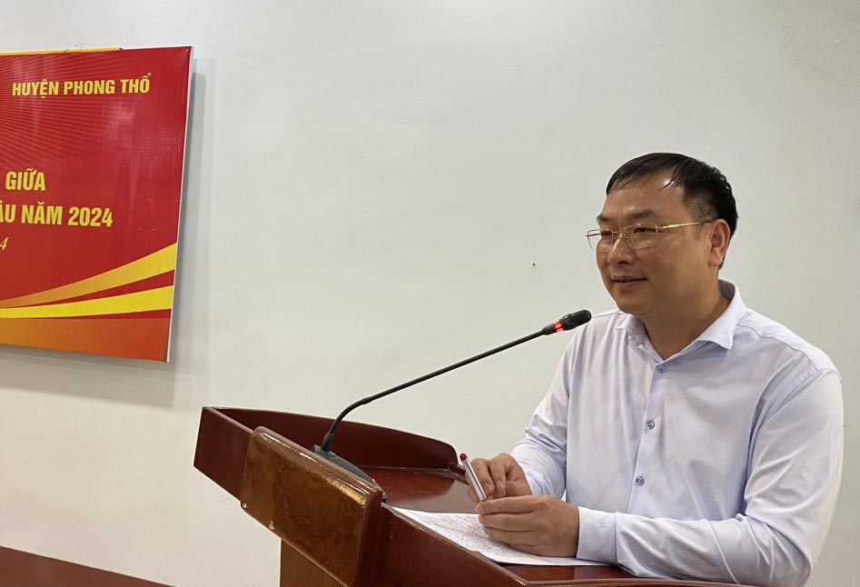 Đồng chí Tống Thanh Bình - Ủy viên BTV Tỉnh ủy, Bí thư thành ủy thành phố Lai Châu phát biểu tại hội nghị. 