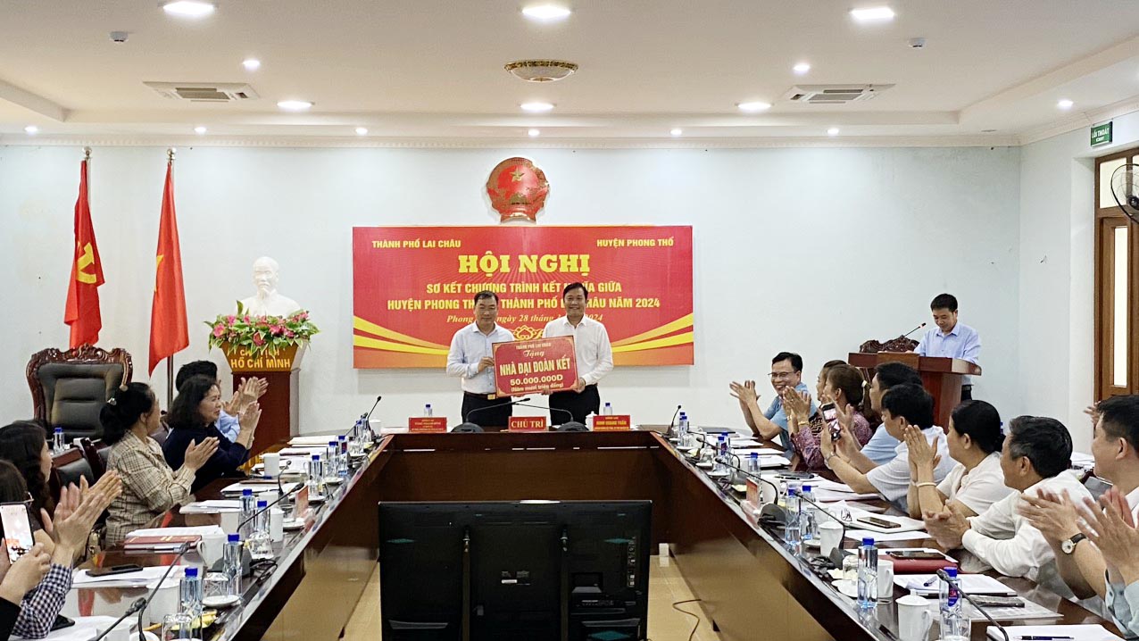 Lãnh đạo thành phố Lai Châu trao tiền hỗ trợ xây dựng nhà đại đoàn kết cho lãnh đạo huyện Phong Thổ. 