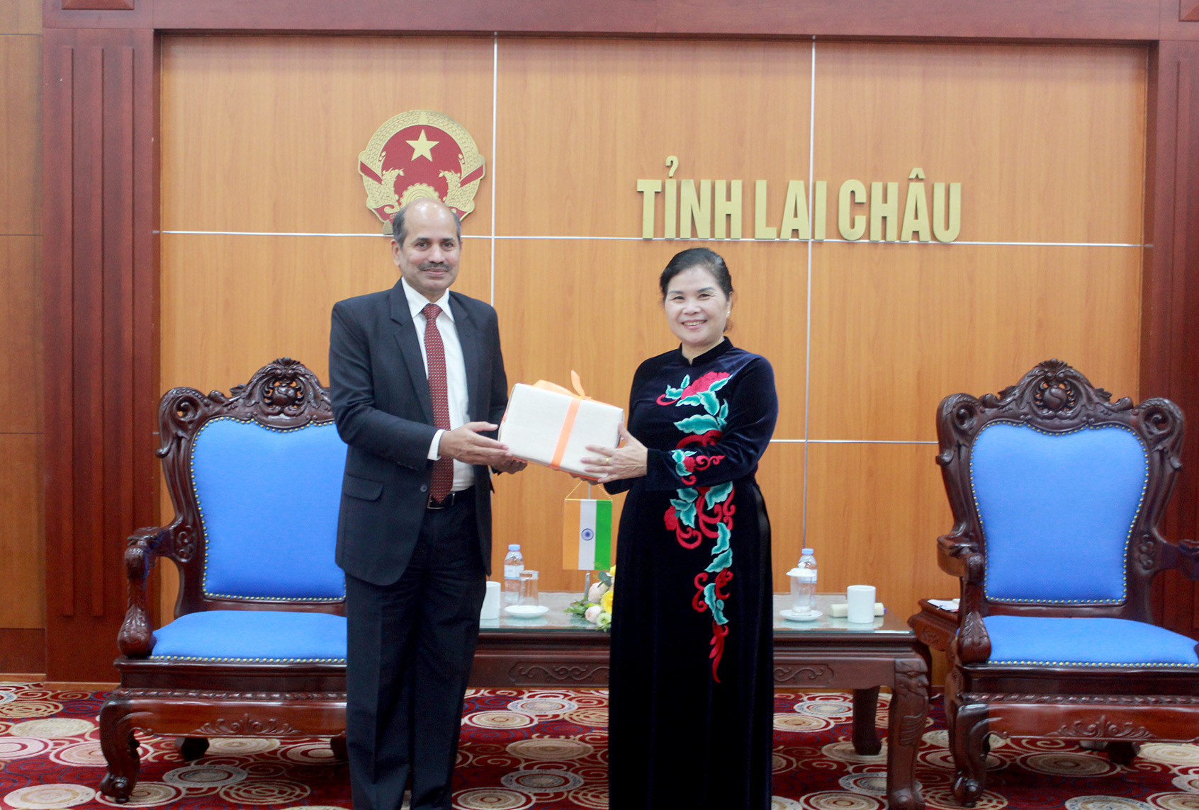 Đại sứ San-đíp-A-ry-a tặng món quà lưu niệm cho Bí thư Tỉnh ủy Lai Châu Giàng Páo Mỷ.