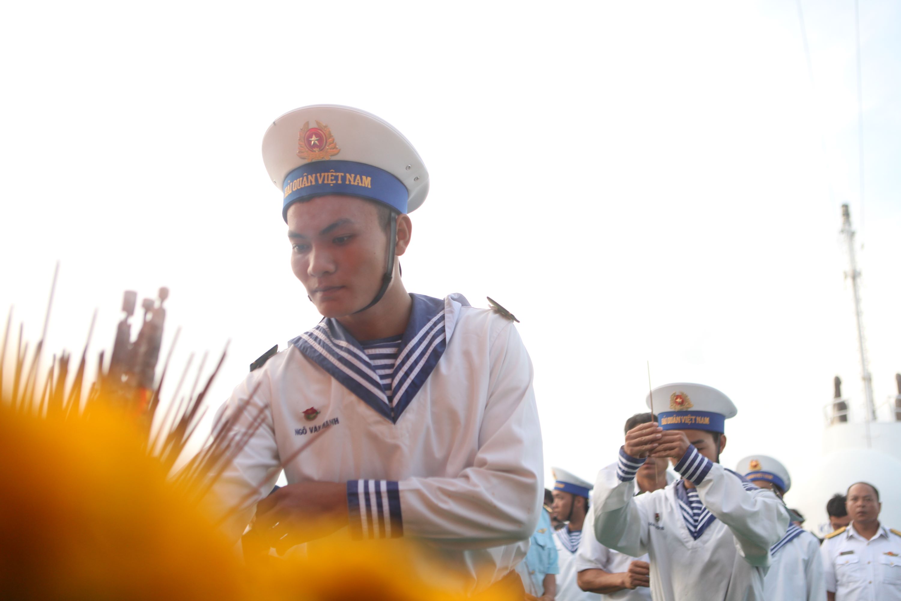 Chiến sĩ Vùng 4 Hải quân dâng hương tưởng nhớ 64 chiến sĩ hy sinh tại đảo Gạc Ma.