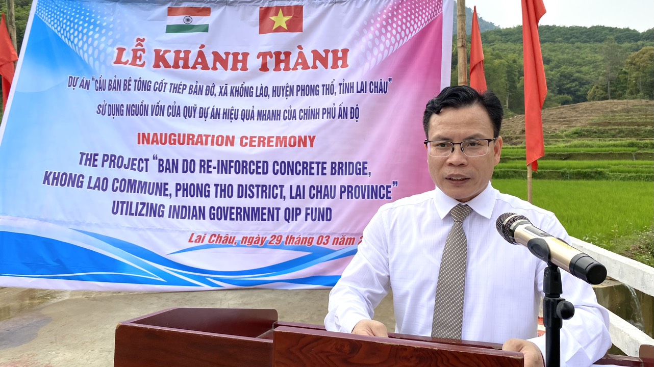 Đồng chí Trần Bảo Trung - Phó Bí thư, Chủ tịch UBND huyện Phong Thổ phát biểu tại buổi lễ.