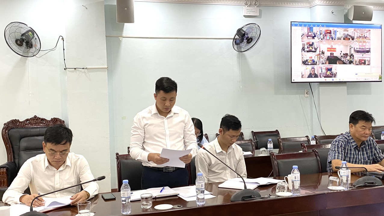 Đại diện BHXH huyện Phong Thổ báo cáo kết quả thực hiện BHXH, BHYT, BHTN năm 2023.