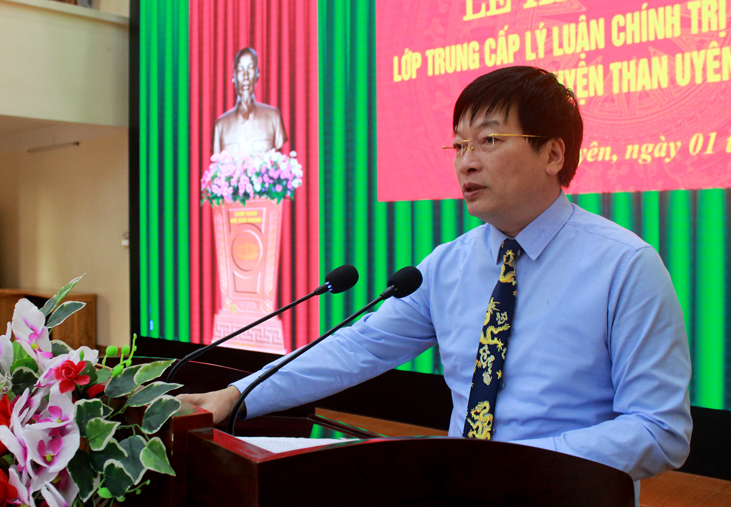 Đồng chí Nguyễn Tiến Tăng - Hiệu trưởng Trường Chính trị phát biểu tại lễ khai giảng. 