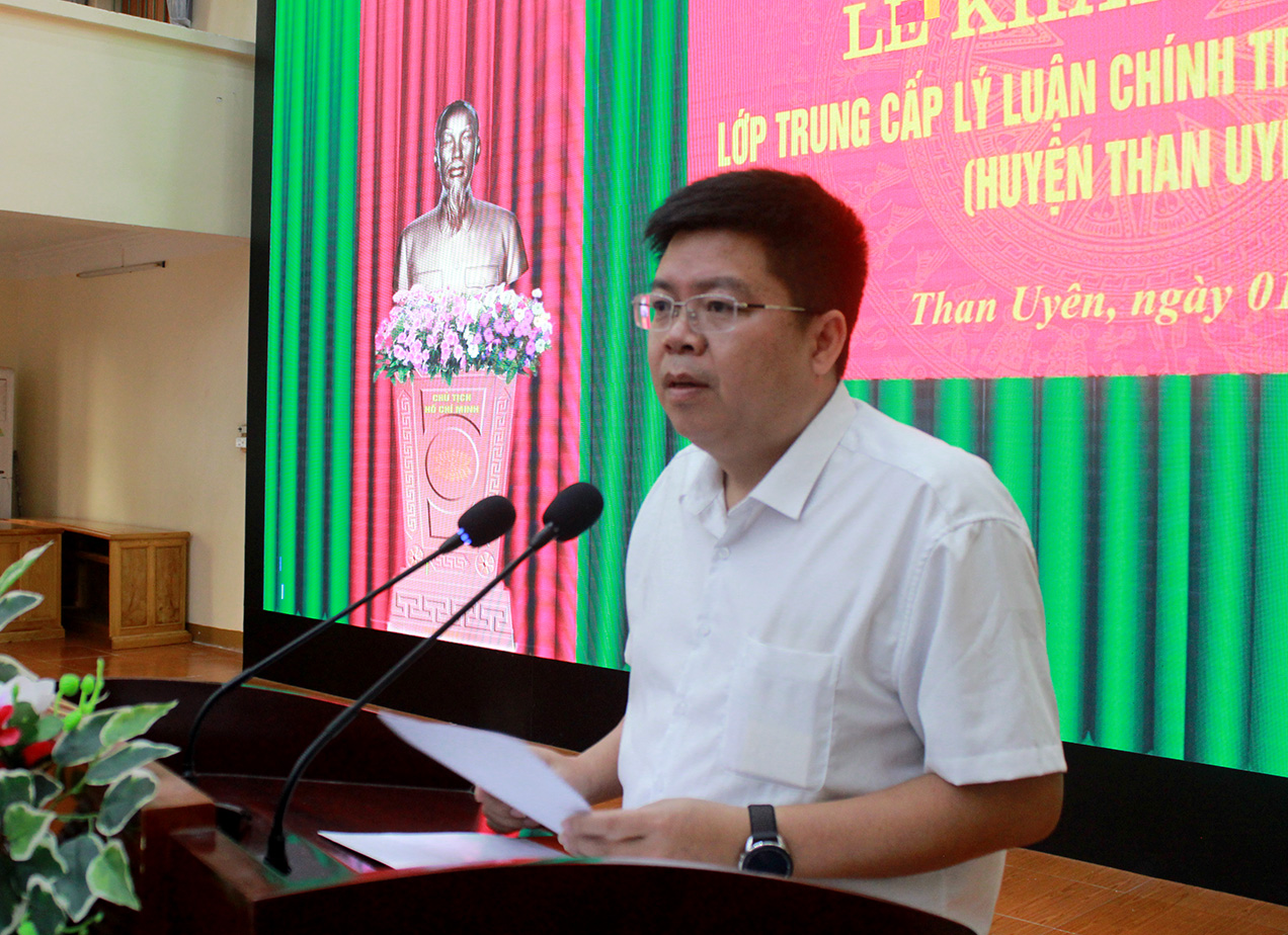 Đồng chí Lò Văn Hương - Tỉnh ủy viên, Bí thư Huyện ủy, Chủ tịch HĐND huyện Than Uyên phát biểu tại lễ khai giảng.