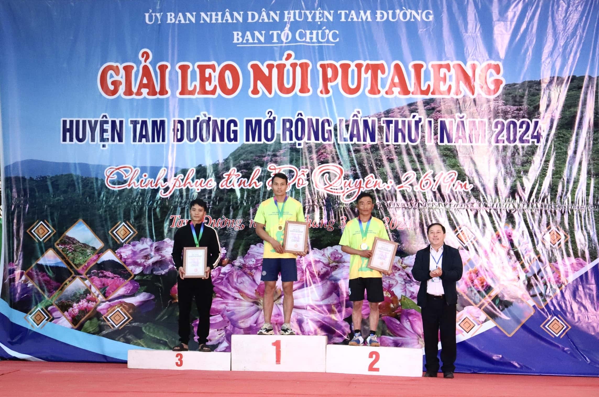 Đồng chí Giàng A Thanh - Phó Chủ tịch HĐND huyện Tam Đường trao giải nhất, nhì, ba cho vận động viên nam nhóm I.
