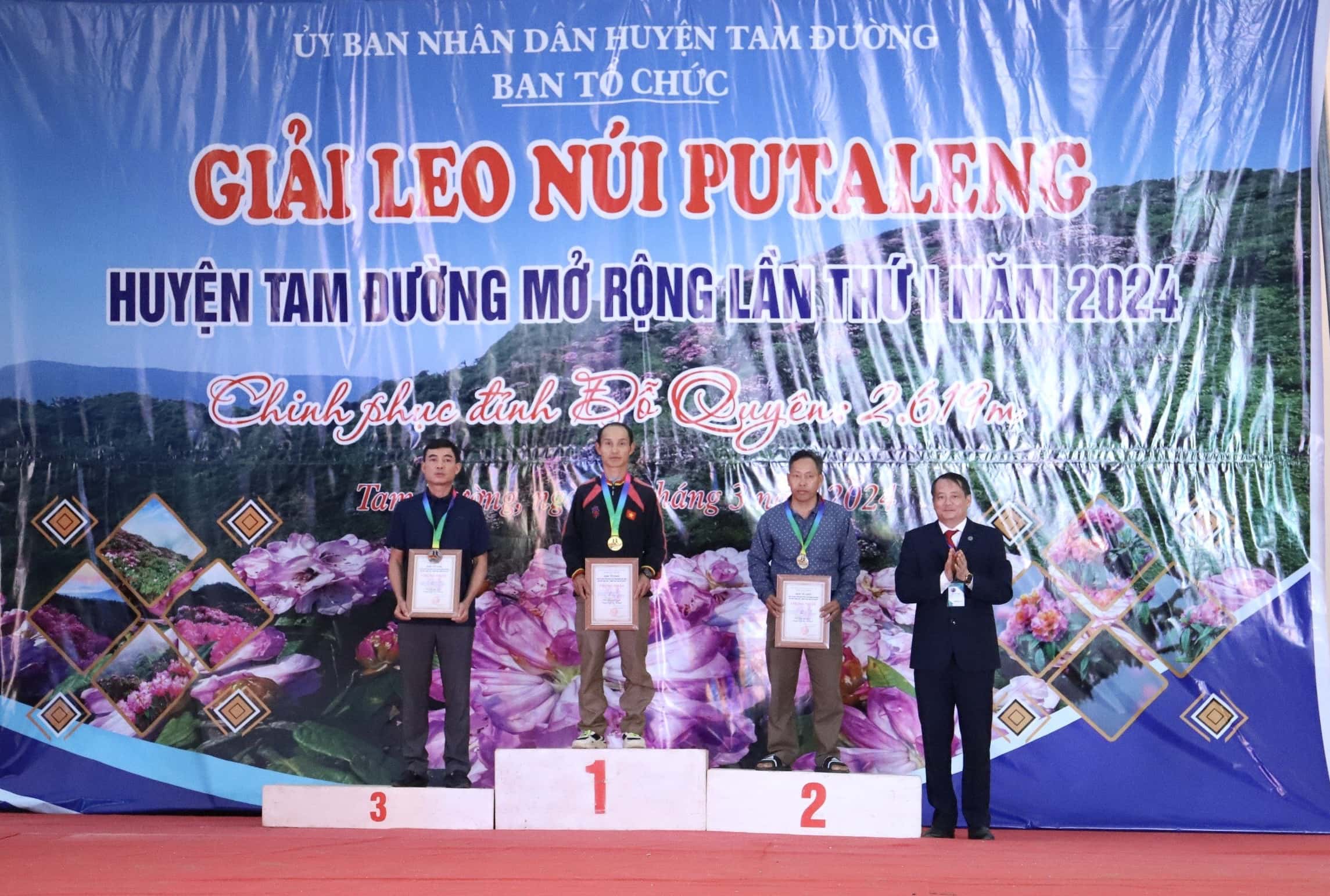 Đồng chí Vũ Xuân Thịnh - Phó Chủ tịch UBND huyện, Trưởng ban tổ chức trao giải nhất, nhì, ba cho vận động viên nam nhóm II.