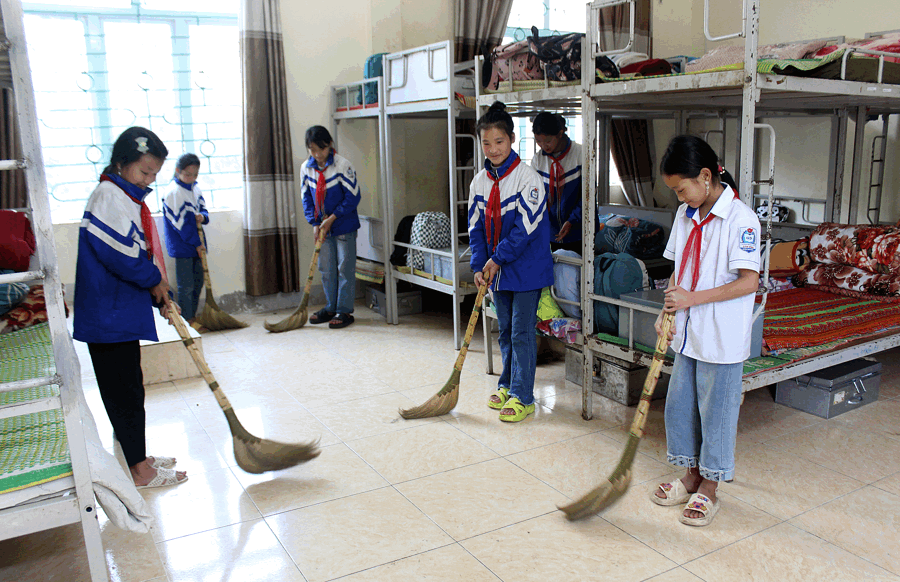 Học sinh Trường Tiểu học, THCS Sơn Bình quét dọn phòng ở bán trú.