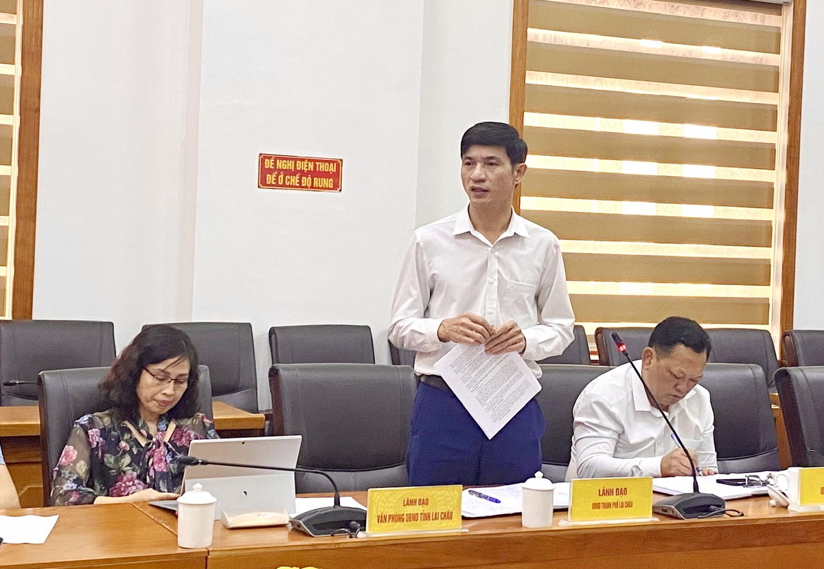 Lãnh đạo UBND thành phố Lai Châu chia sẻ giải pháp tránh chồng chéo trong công tác kiểm tra ATTP tại các cơ sở. 