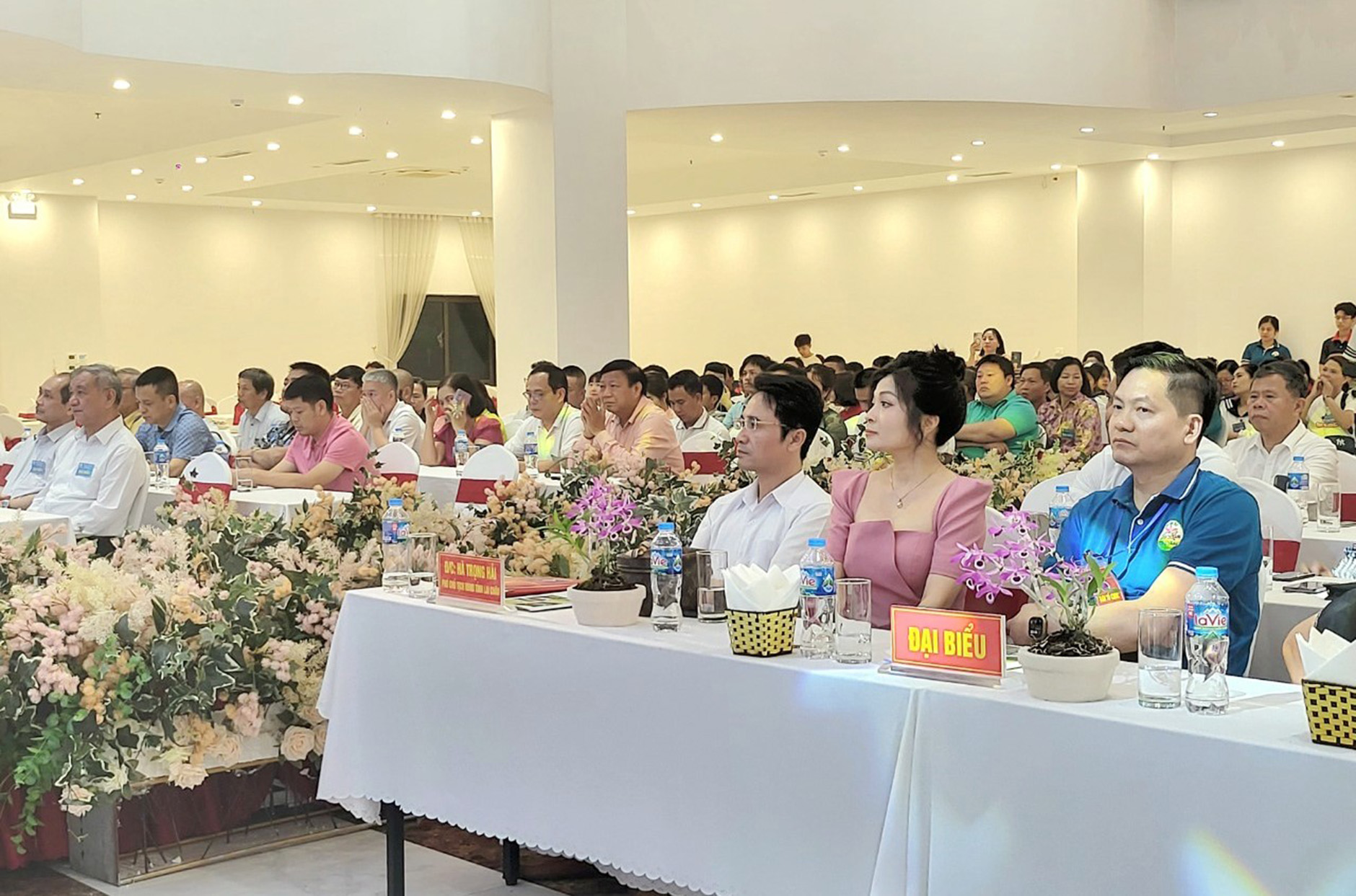 Các đại biểu dự triển lãm, hội thi hoa lan “Hương sắc Lai Châu” lần thứ 7.