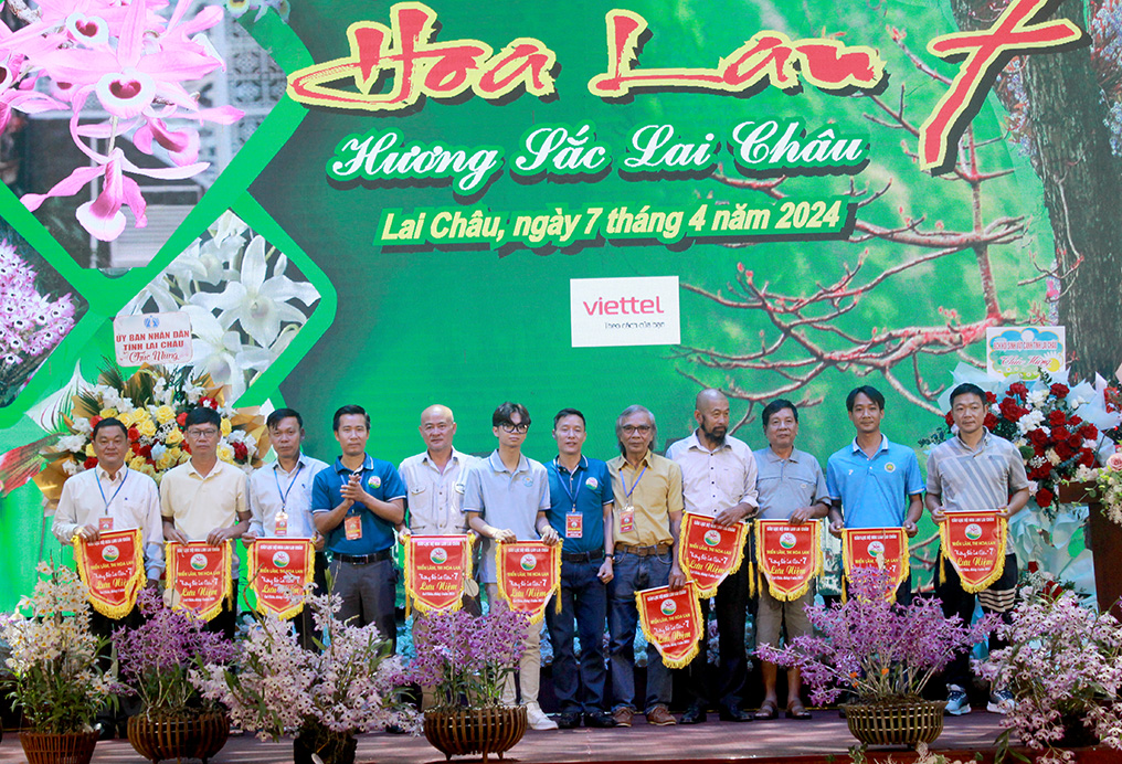 Ban tổ chức tặng cờ lưu niệm cho các đại biểu tham gia triễn lãm, hội thi hoa lan.
