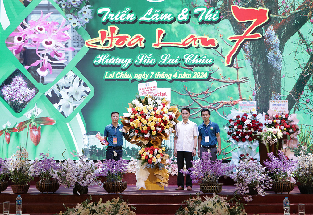 Đồng chí Hà Trong Hải - Phó Chủ tịch UBND tỉnh tặng hoa chúc mừng CLB Hoa lan Lai Châu.