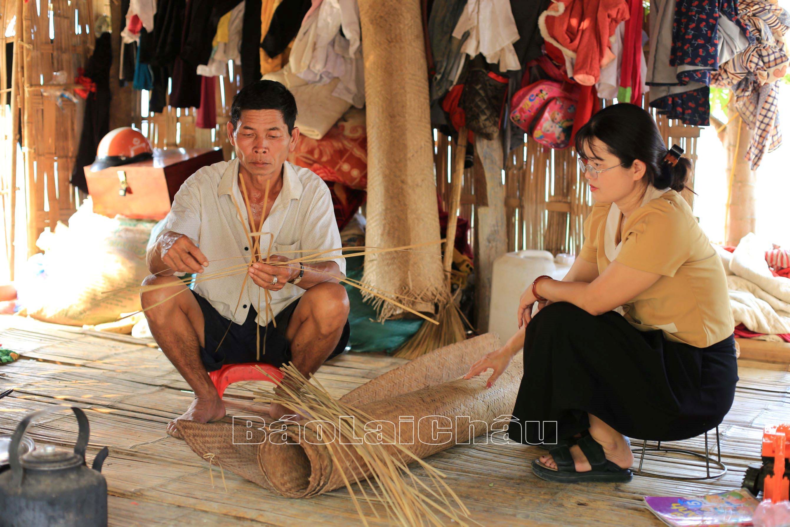 Cán bộ xã Trung Chải (huyện Nậm Nhùn) vận động người dân giữ gìn nghề đan lát truyền thống