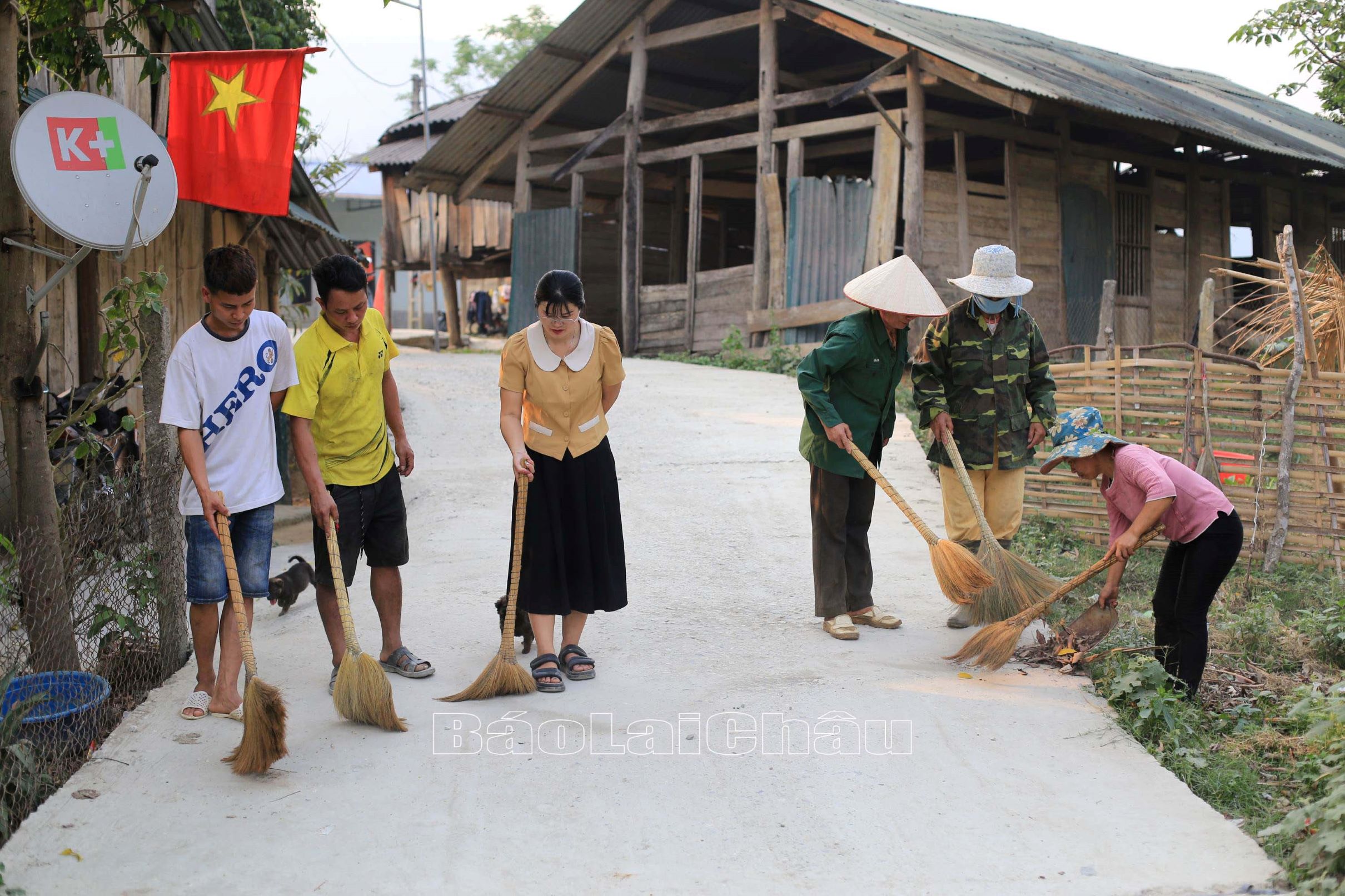 Người dân bản Nậm Sảo 1 (xã Trung Chải) tích cực vệ sinh môi trường