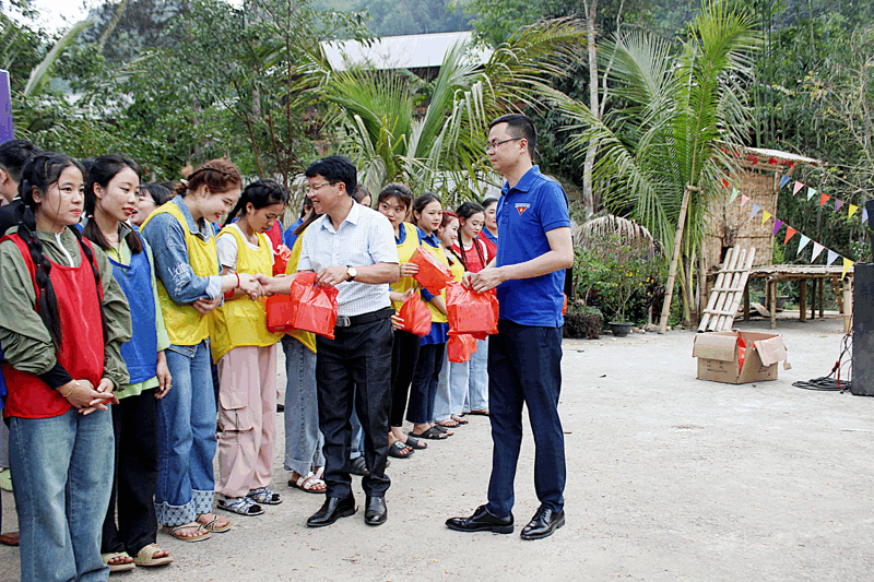 Đại diện liên các chi đoàn tặng quà cho lưu học sinh Lào.