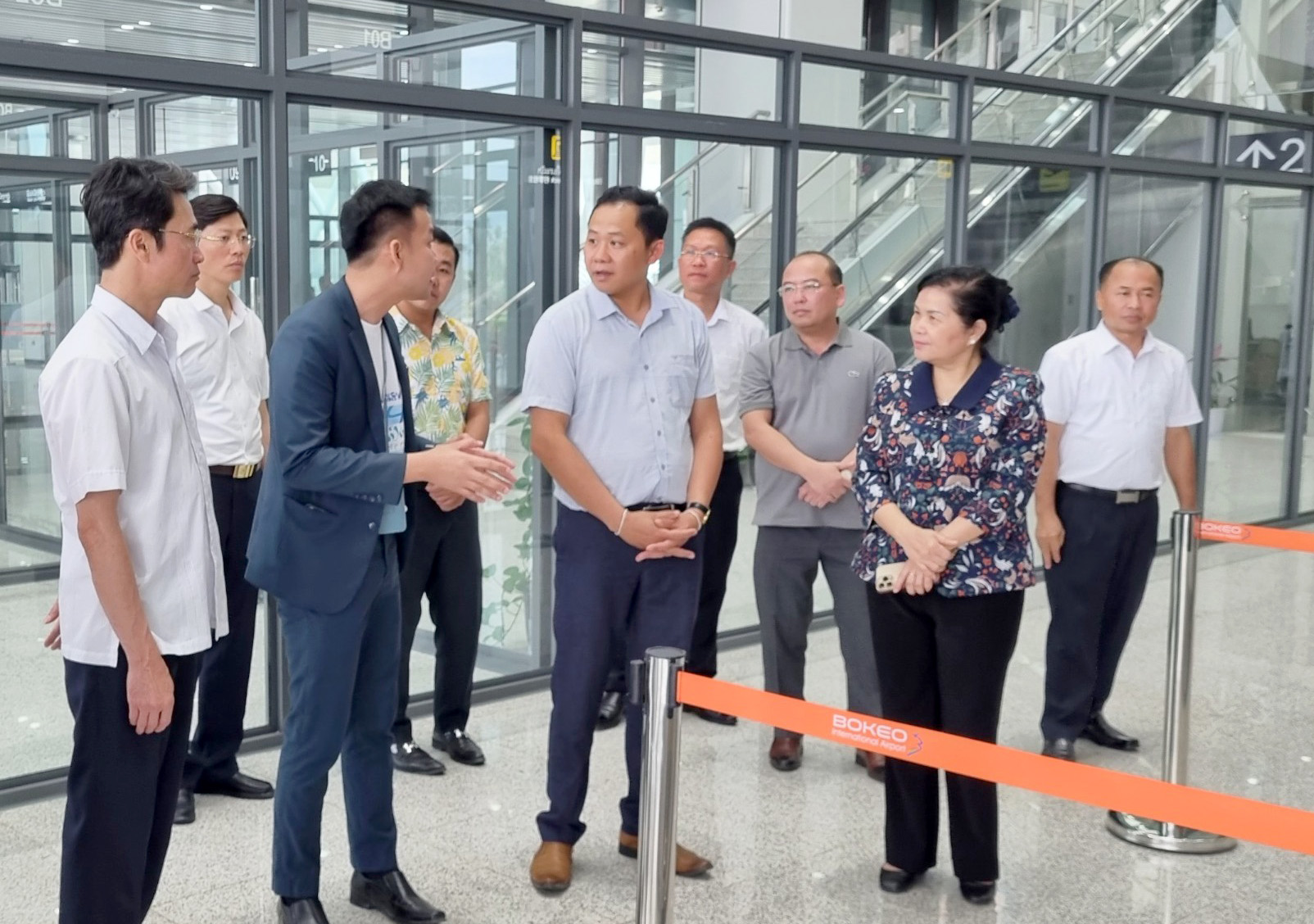 Đoàn đại biểu tỉnh Lai Châu nghe giới thiệu về Cảng hàng không Quốc tế Bò Kẹo.