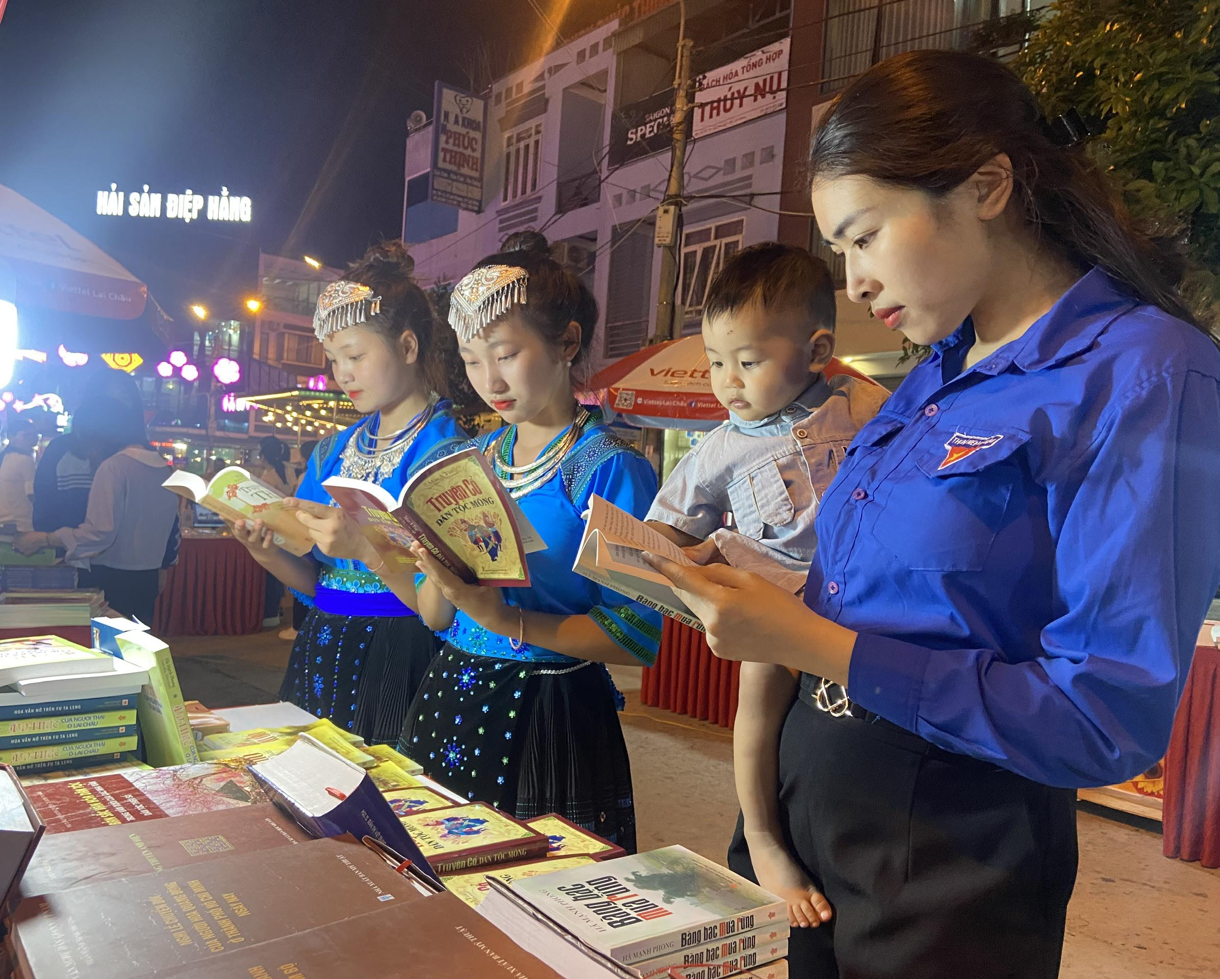 Và sách văn học Lai Châu được các em thiếu nhi và phụ huynh thích thú đến xem, đọc. 