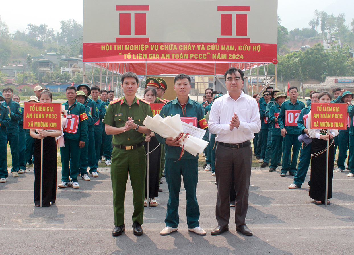 Lãnh đạo Công an tỉnh và huyện Than Uyên trao giải nhất chọ đội liên gia an toàn PCCC xã Phúc Than.
