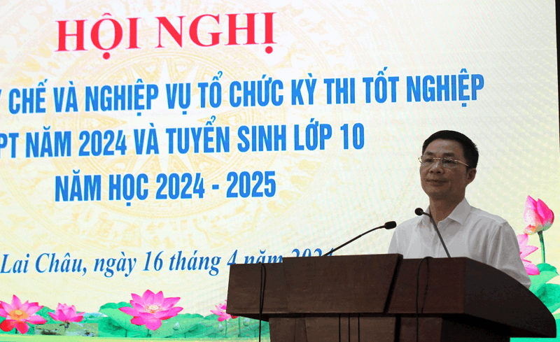 Đồng chí Lò Việt Tuyển - Phó Giám đốc Sở GD&ĐT phát biểu tại hội nghị.