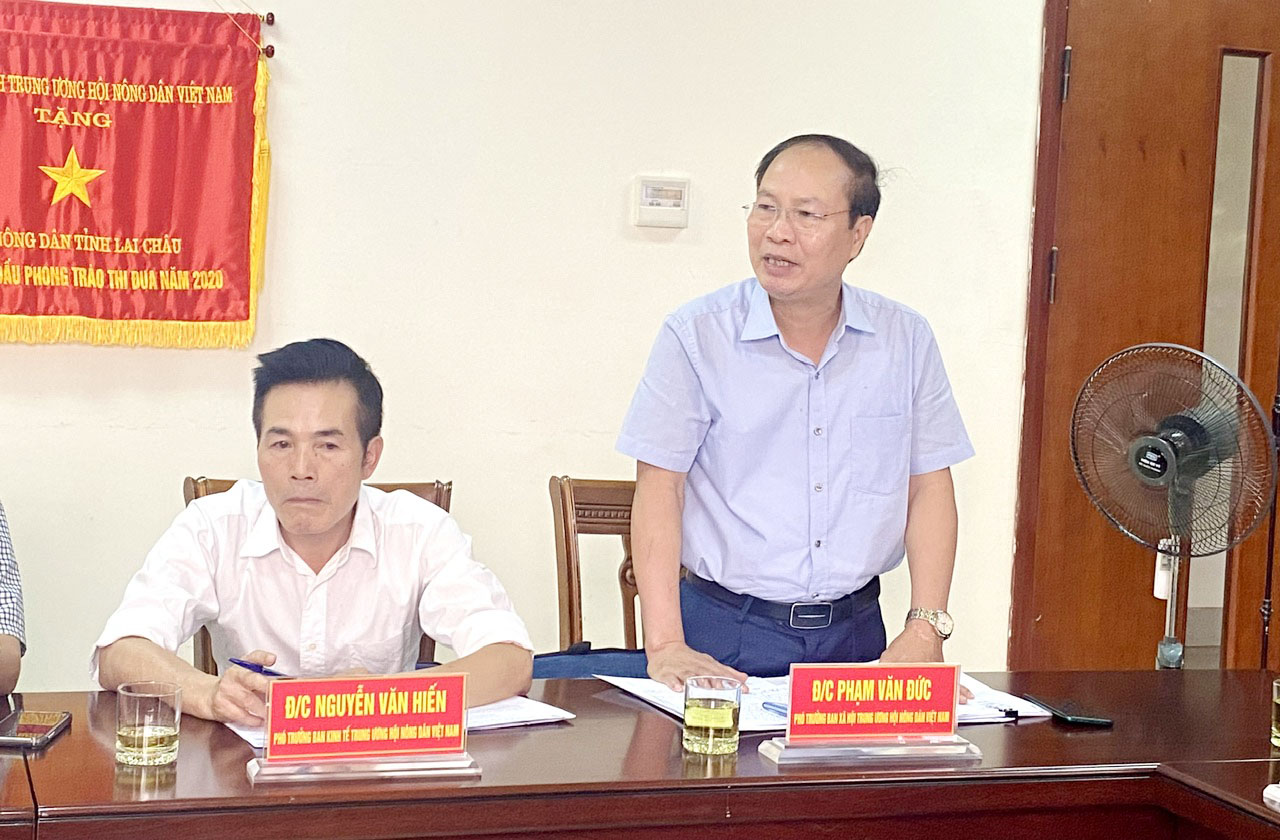 Đại diện Ban Xã hội Trung ương Hội Nông dân Việt Nam trao đổi tại buổi làm việc. 