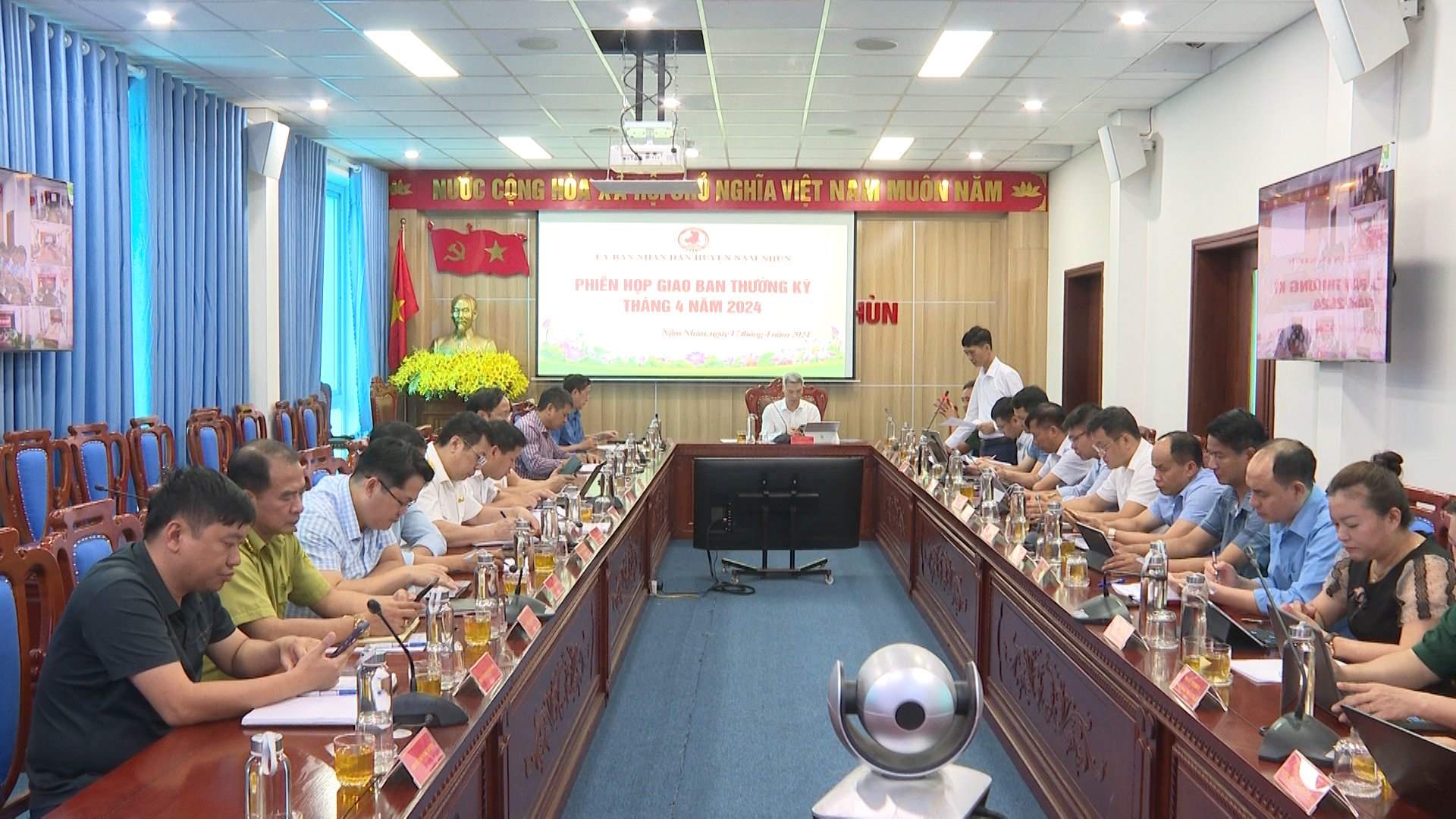 Quang cảnh buổi họp trực tuyến tại điểm cầu UBND huyện Nậm Nhùn.