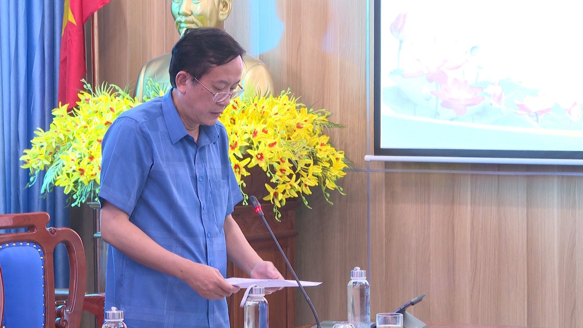 Đồng chí Lù Văn Quân-Phó Bí thư Thường trực huyện ủy Nậm Nhùn phát biểu chỉ đạo tại phiên họp.