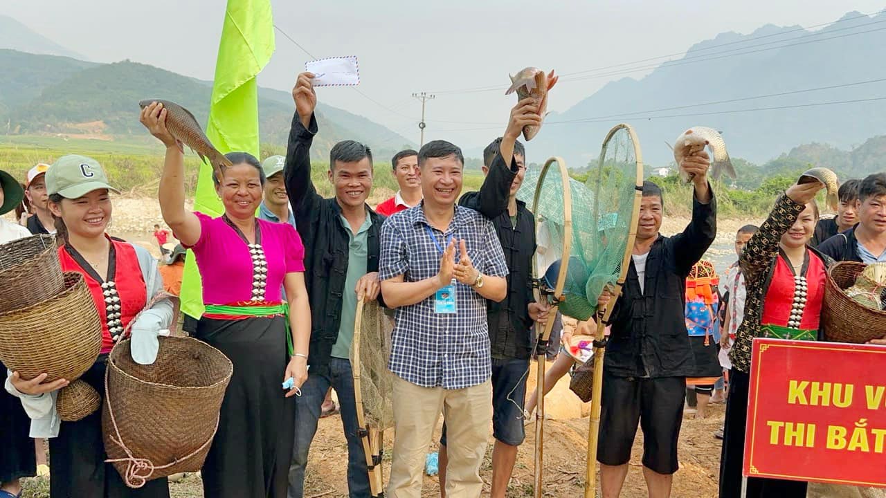 Thành viên Ban tổ chức Lễ hội Then Kin Pang huyện Phong Thổ năm 2024 trao giải cho đội xã Mường So đạt giải nhất phần thi bắt cá.
