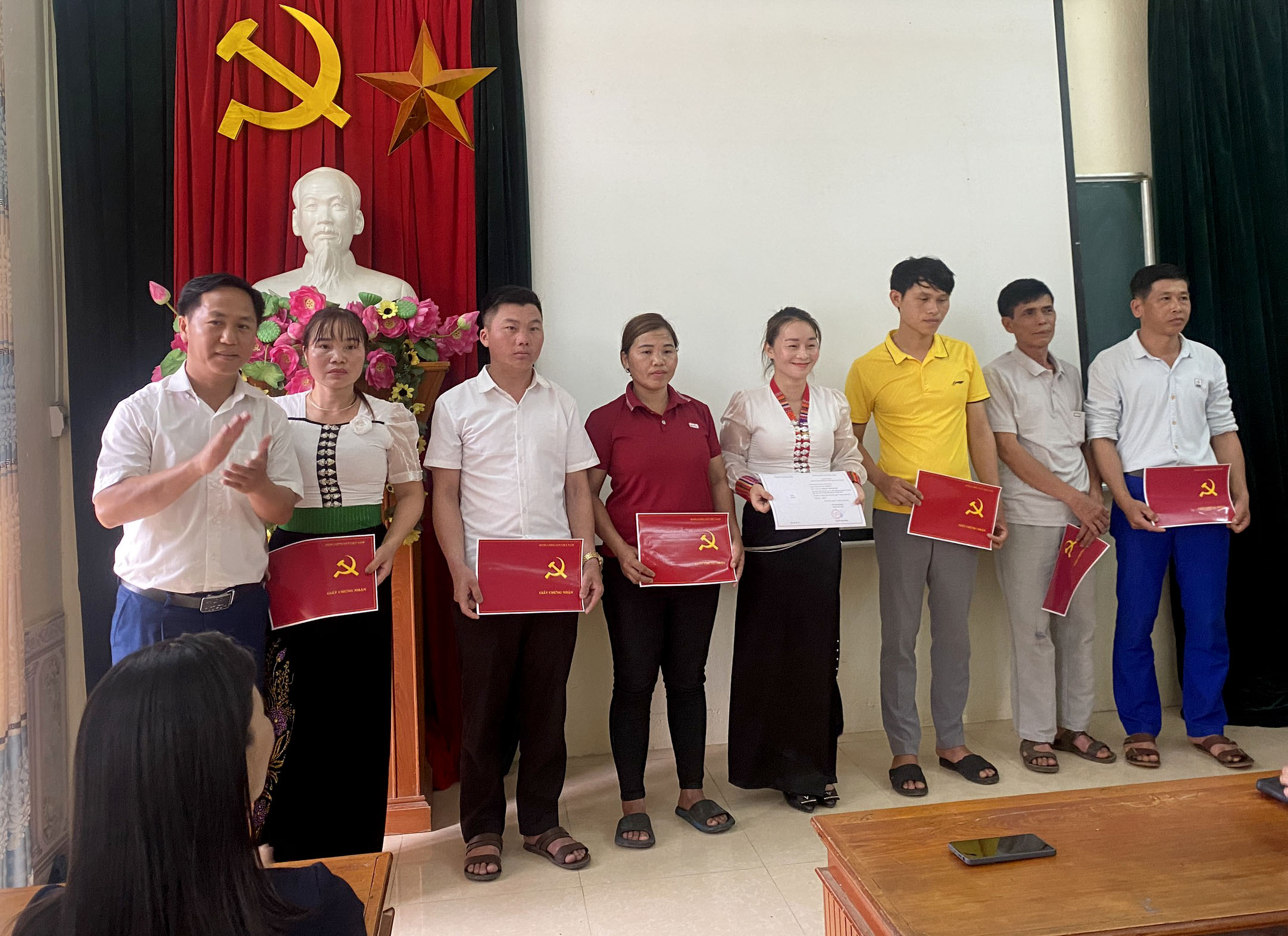 Lãnh đạo Phòng Văn hoá - Thông tin huyện Than Uyên trao giấy chứng nhận cho các học viên tham gia lớp bồi dưỡng chuyên đề về Bảo tồn văn hoá đồng bào các dân tộc thiểu số. 