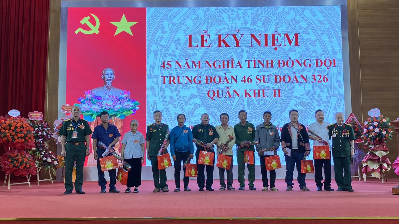 Hội cựu quân nhân Trung đoàn 46 tặng quà cho gia đình chính sách của huyện Phong Thổ. 