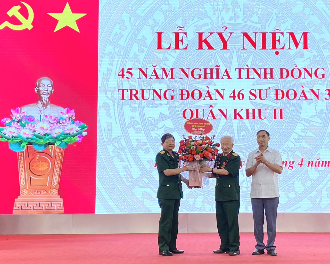 Đồng chí Nguyễn Văn Thanh - Phó bí thư Thường trực Huyện ủy Phong Thổ tặng hoa động viên cựu quân nhân Trung đoàn 46.