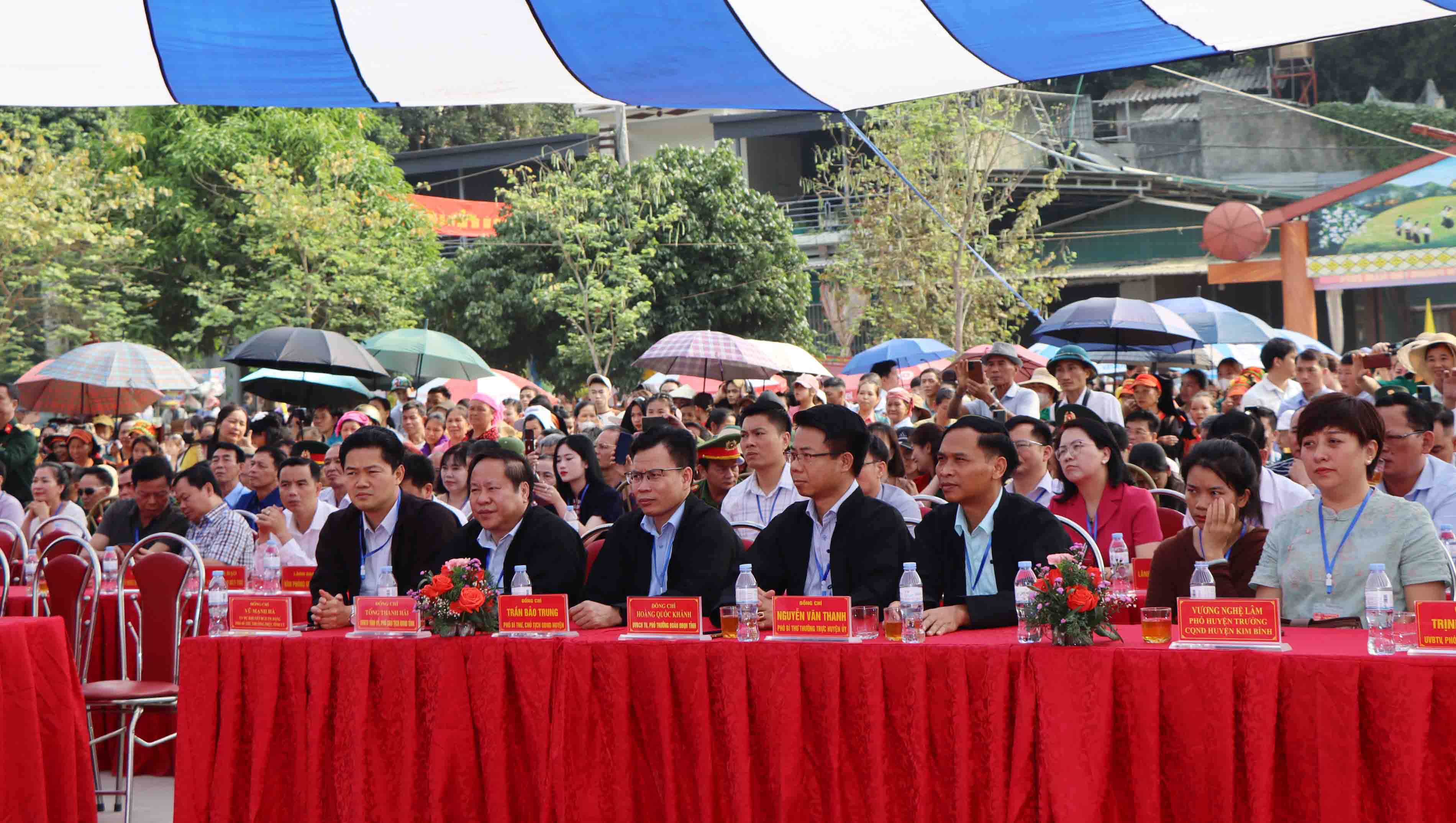 Các đồng chí lãnh đạo tỉnh, huyện dự Khai mạc Lễ hội.