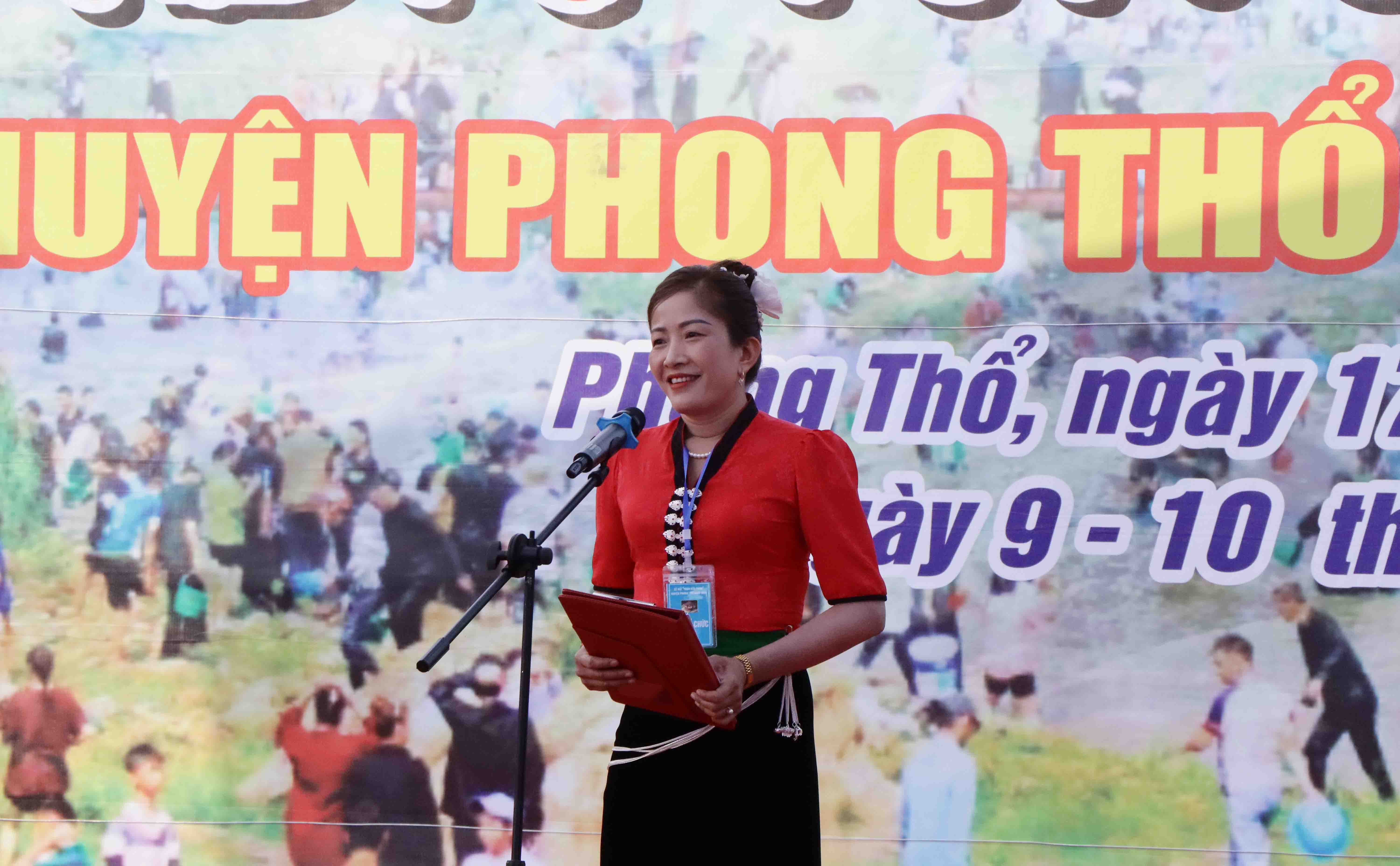 Đồng chí Mai Thị Hồng Sim – Phó Chủ tịch UBND huyện Phong Thổ phát biểu khai mạc lễ hội.