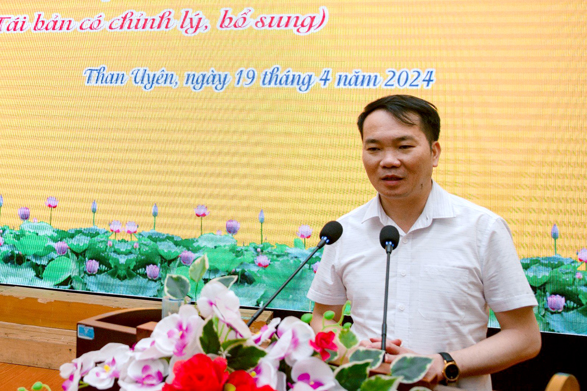 Đồng chí Lê Chí Công - Phó Trưởng Ban Tuyên giáo Tỉnh ủy phát biểu tại lễ ra mắt cuốn lịch sử.