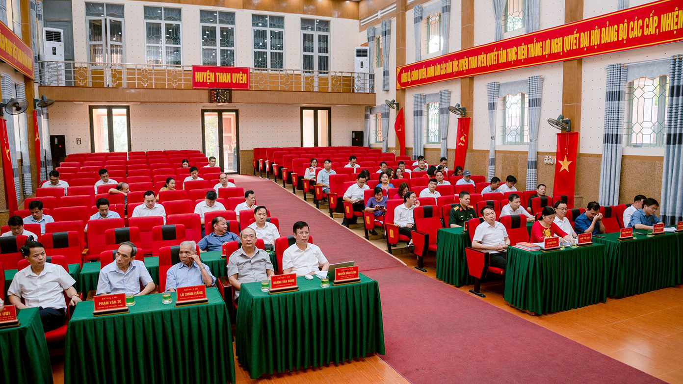 Các đại biểu tham dự lễ ra mắt cuốn lịch sử Đảng bộ huyện Than Uyên.